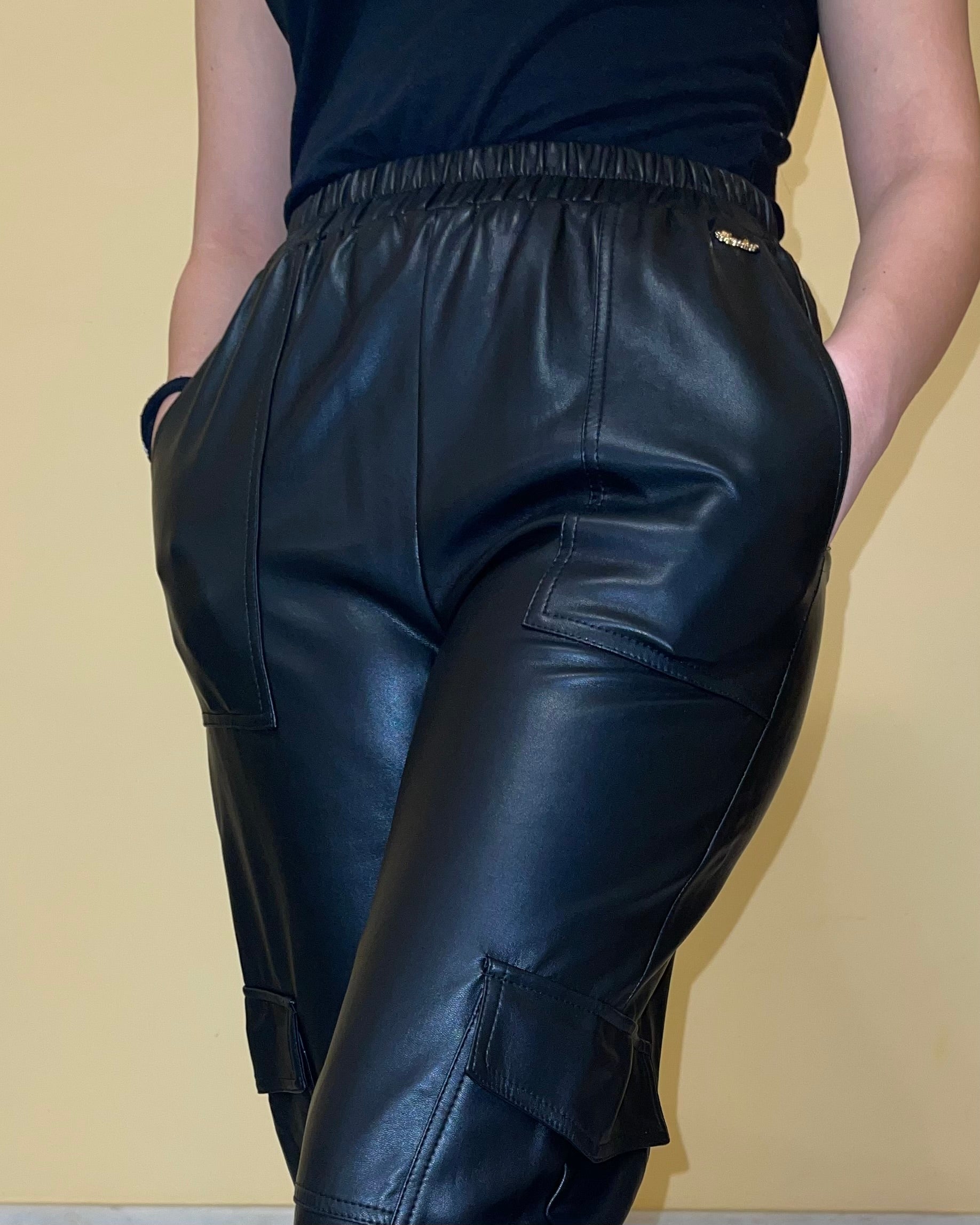 KORALLINE - Pantalone cargo in ecopelle nero donna