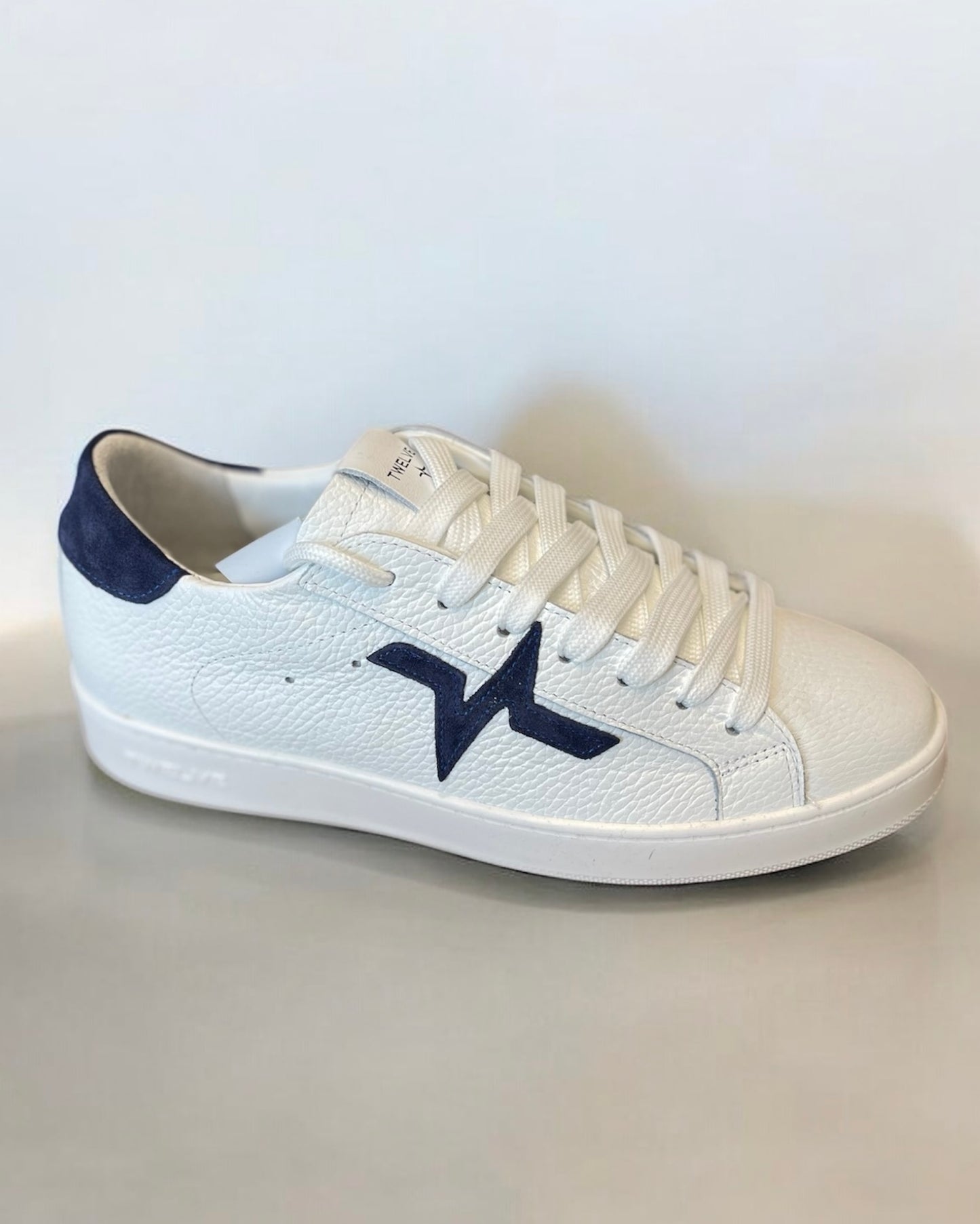 TWELVE - Sneakers bianche in pelle martellata con dettagli blu scamosciati