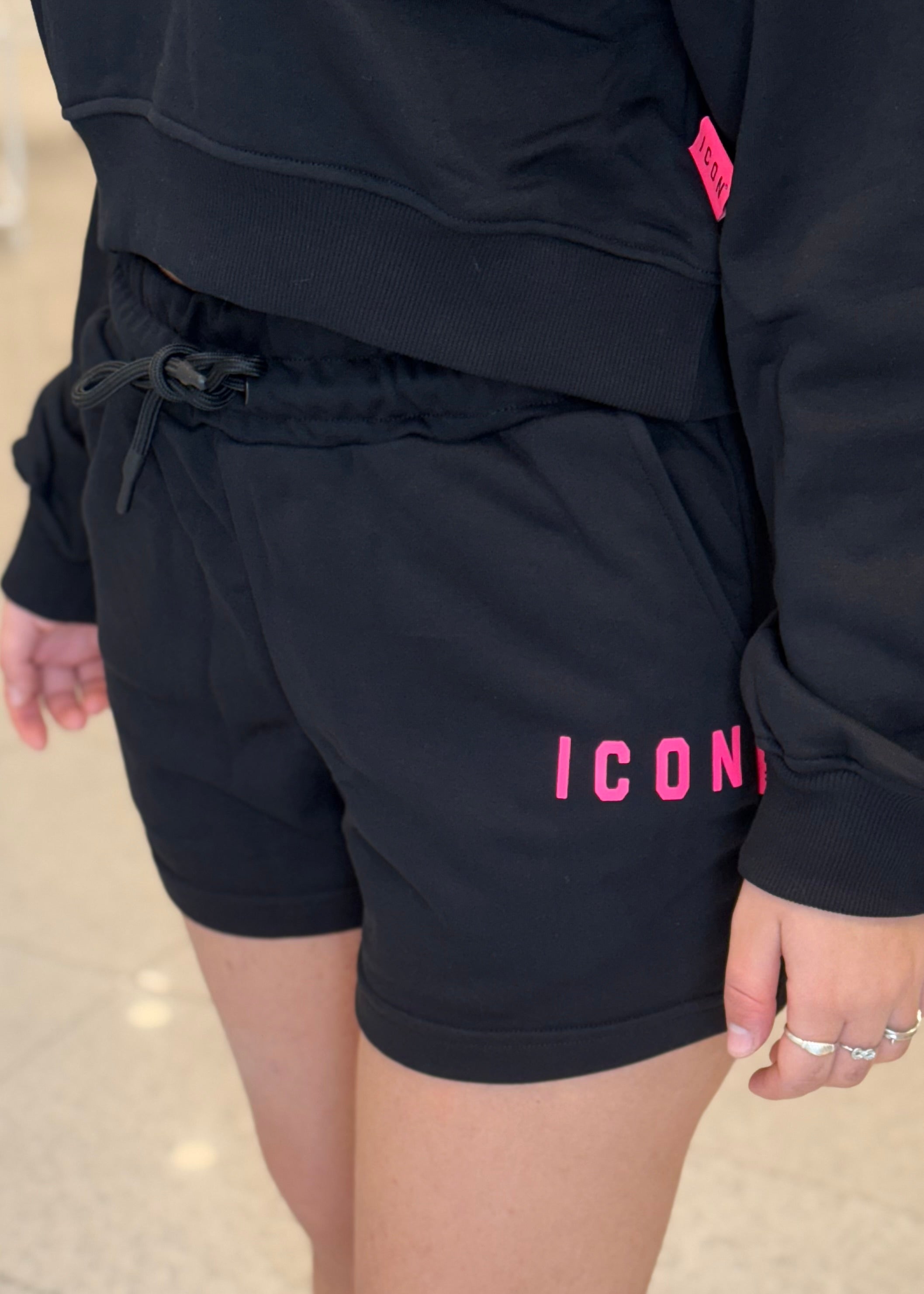 ICON - Short nero con logo fucsia donna