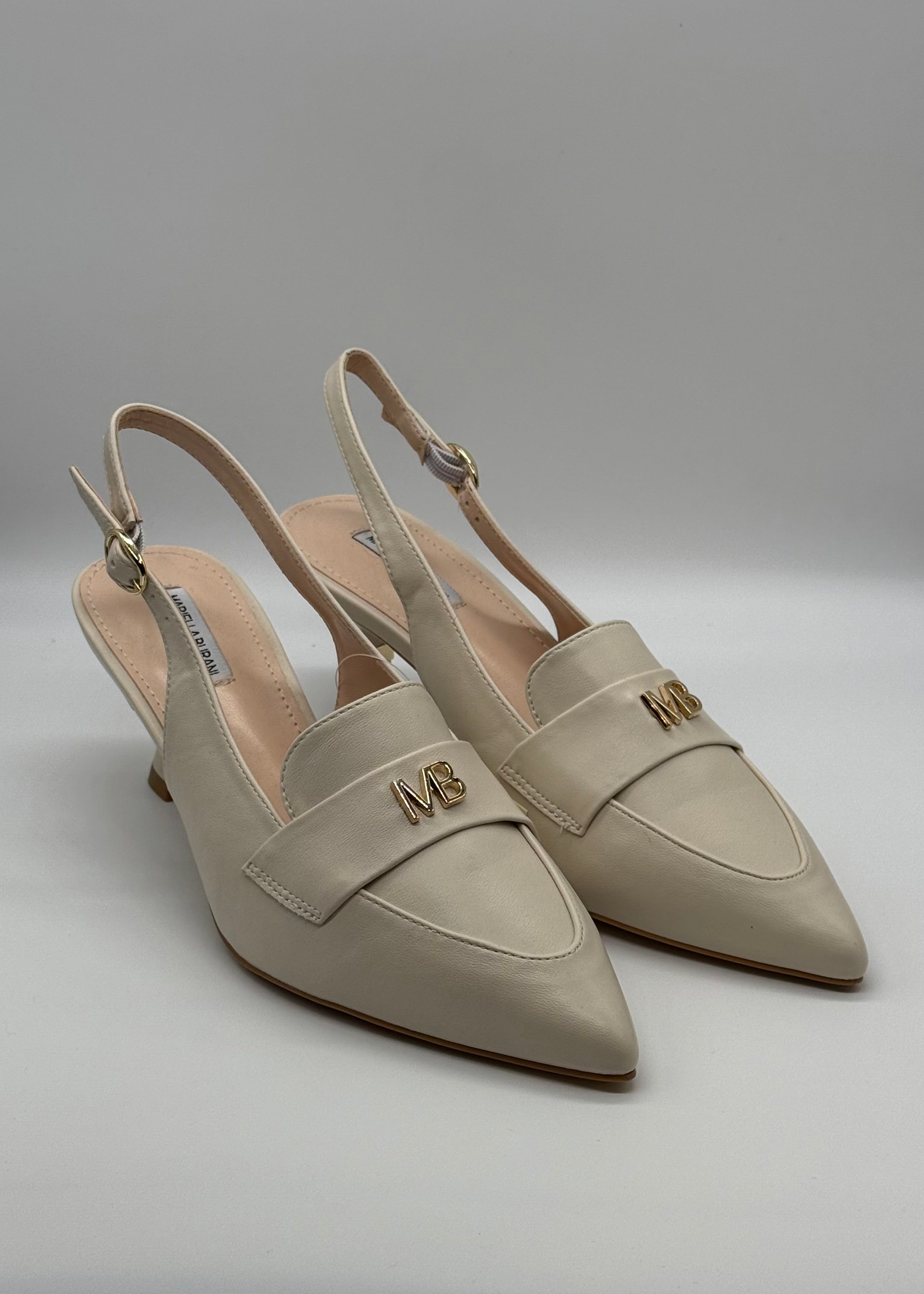 MARIELLA BURANI - Mocassino beige a punta con tacco e logo oro donna