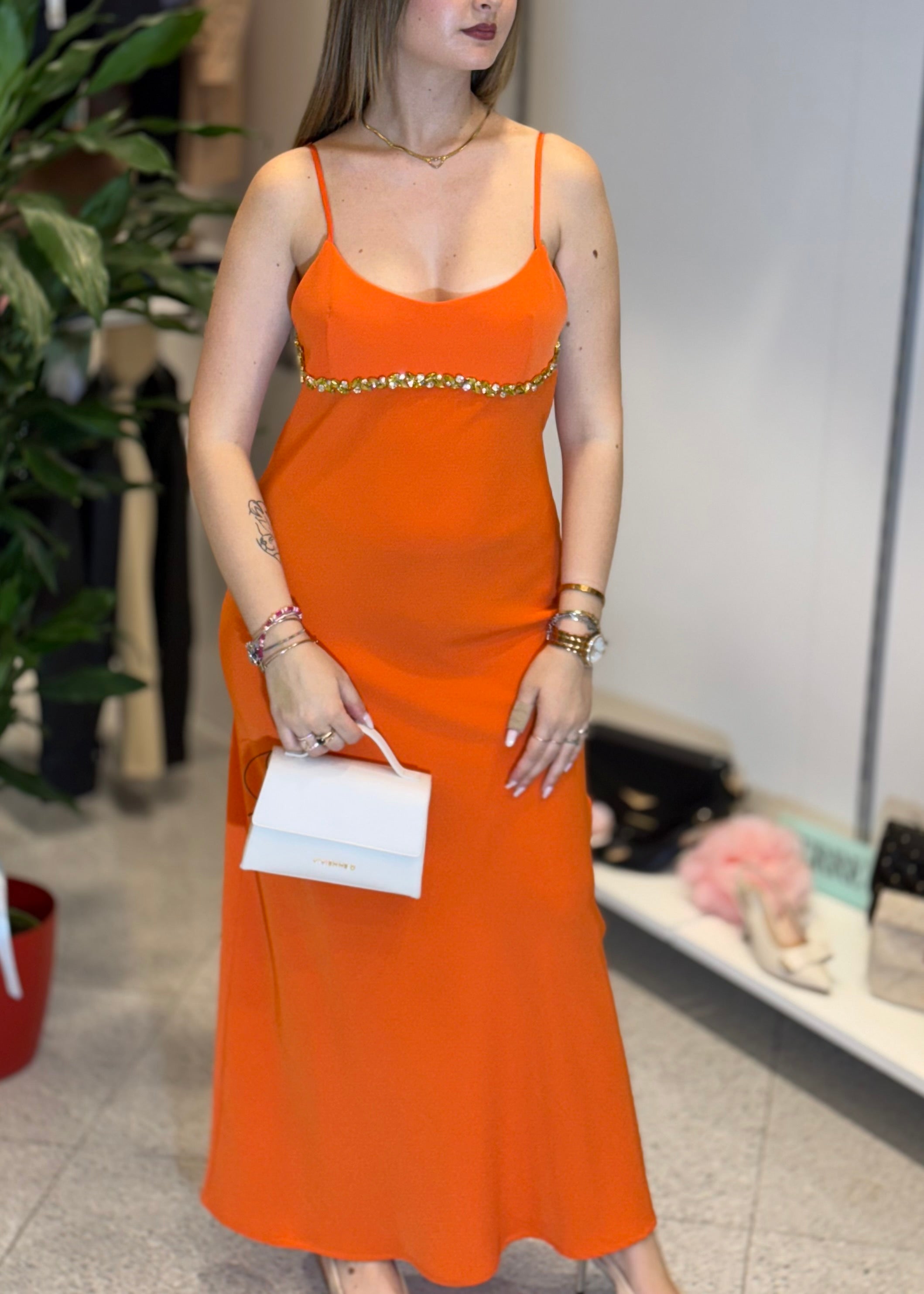 DIGITAL - Abito con pietre sul davanti e scollo arancio