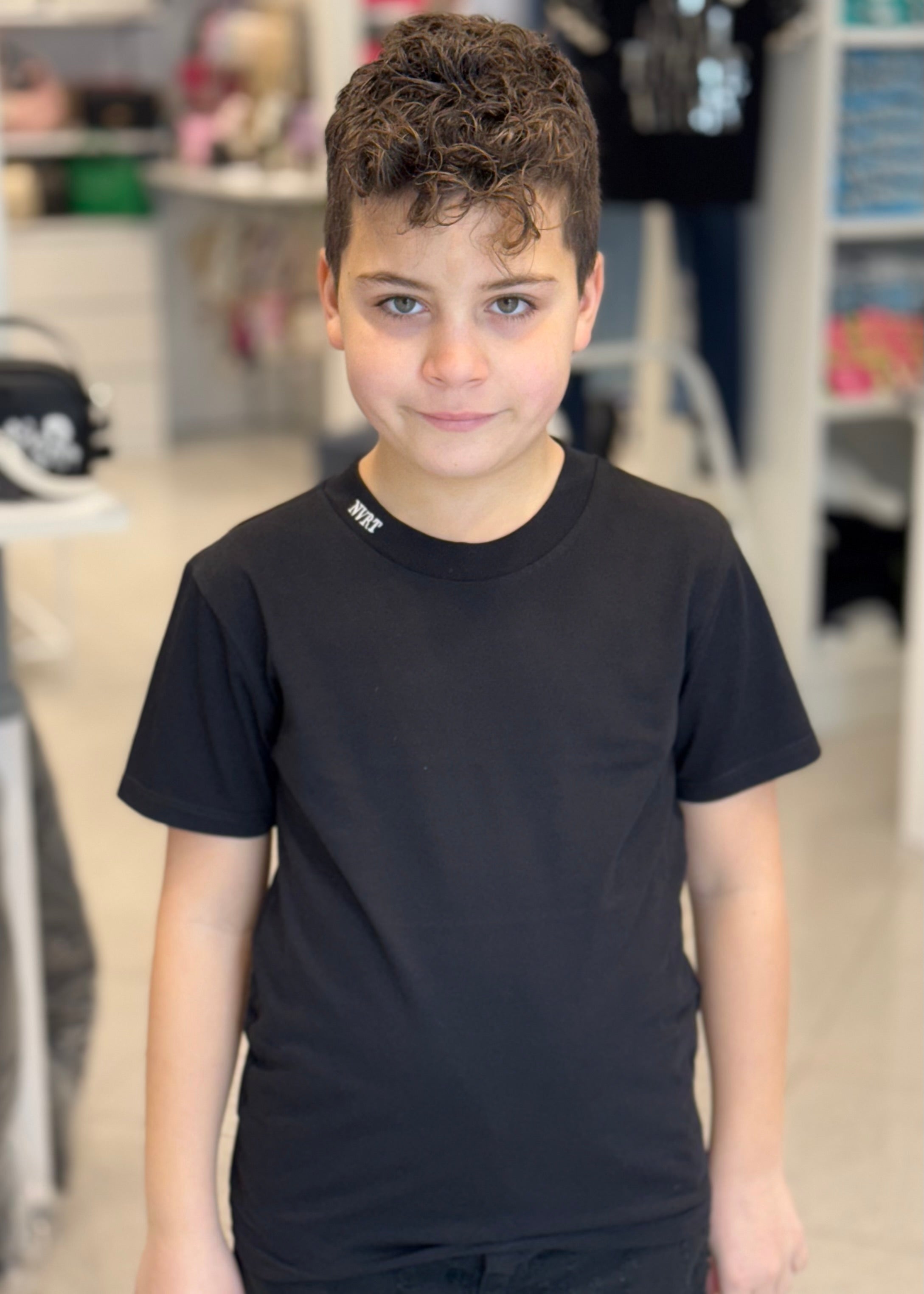 NEVER TOO - T-shirt nera con logo sul collo bambino