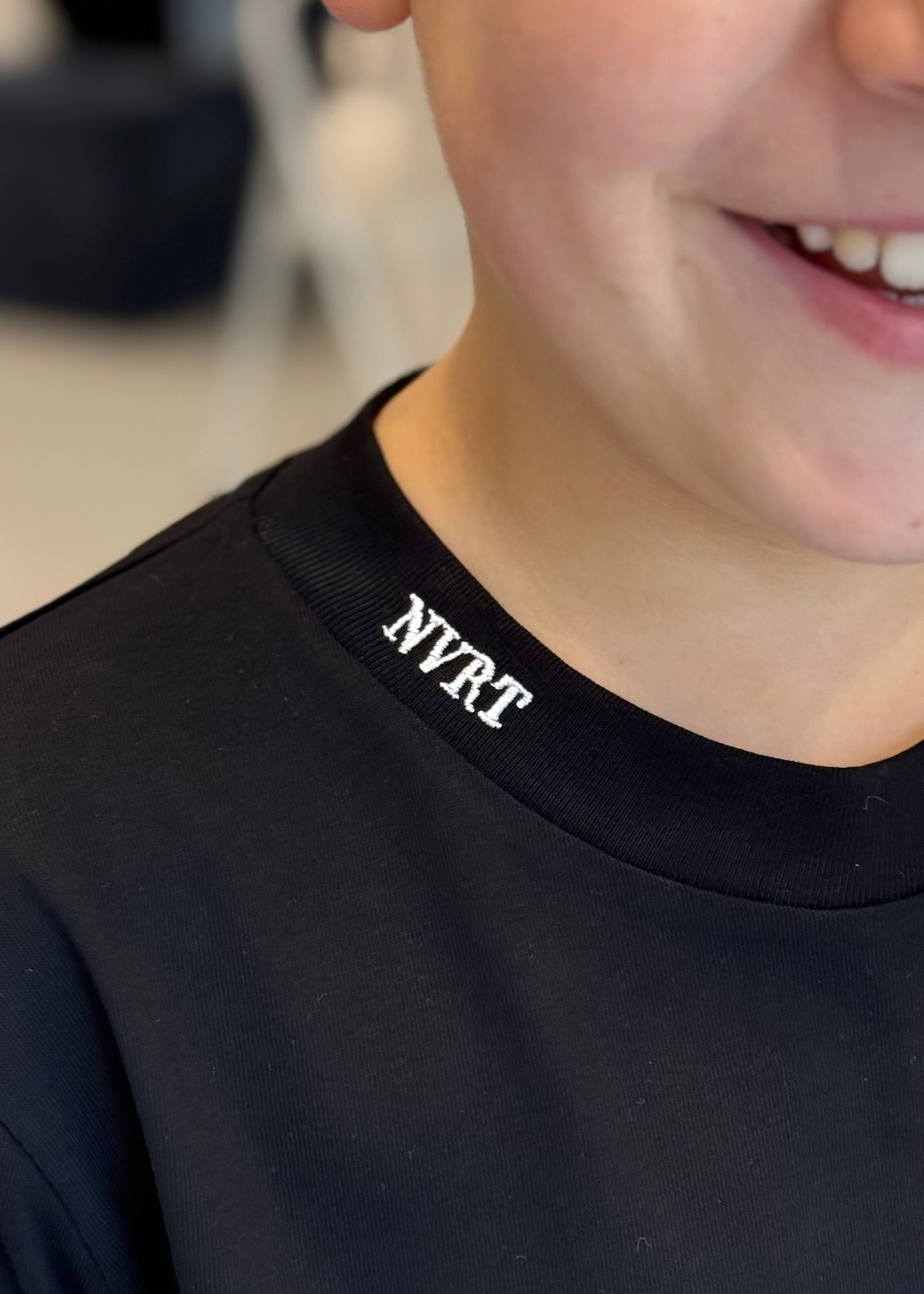 NEVER TOO - T-shirt nera con logo sul collo bambino