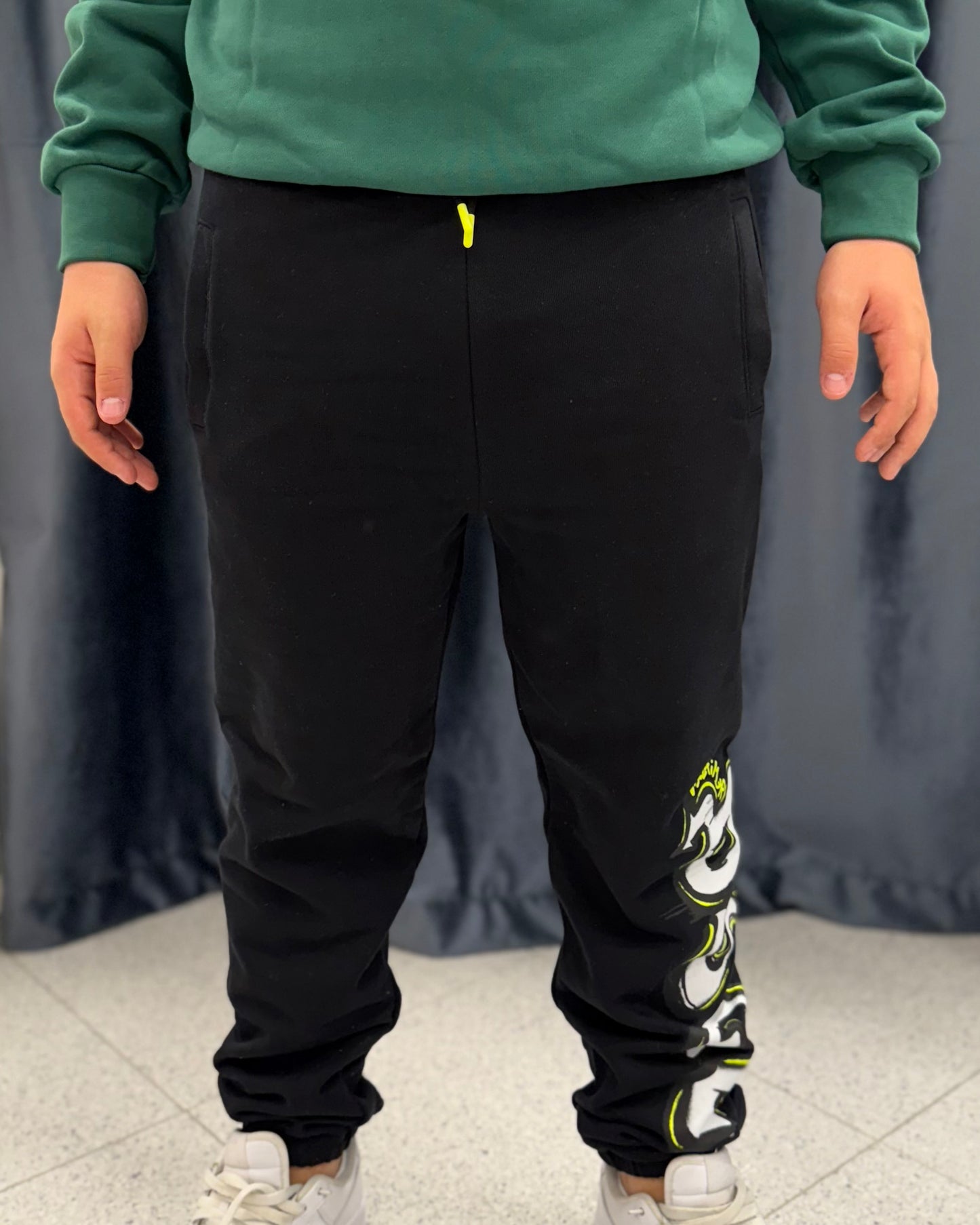 DISCLAIMER - Pantalone nero con logo bianco e giallo fluo bambino