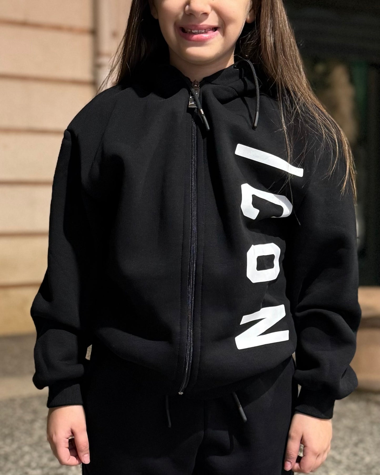 ICON - Felpa nera con  zip e logo bianco bambina