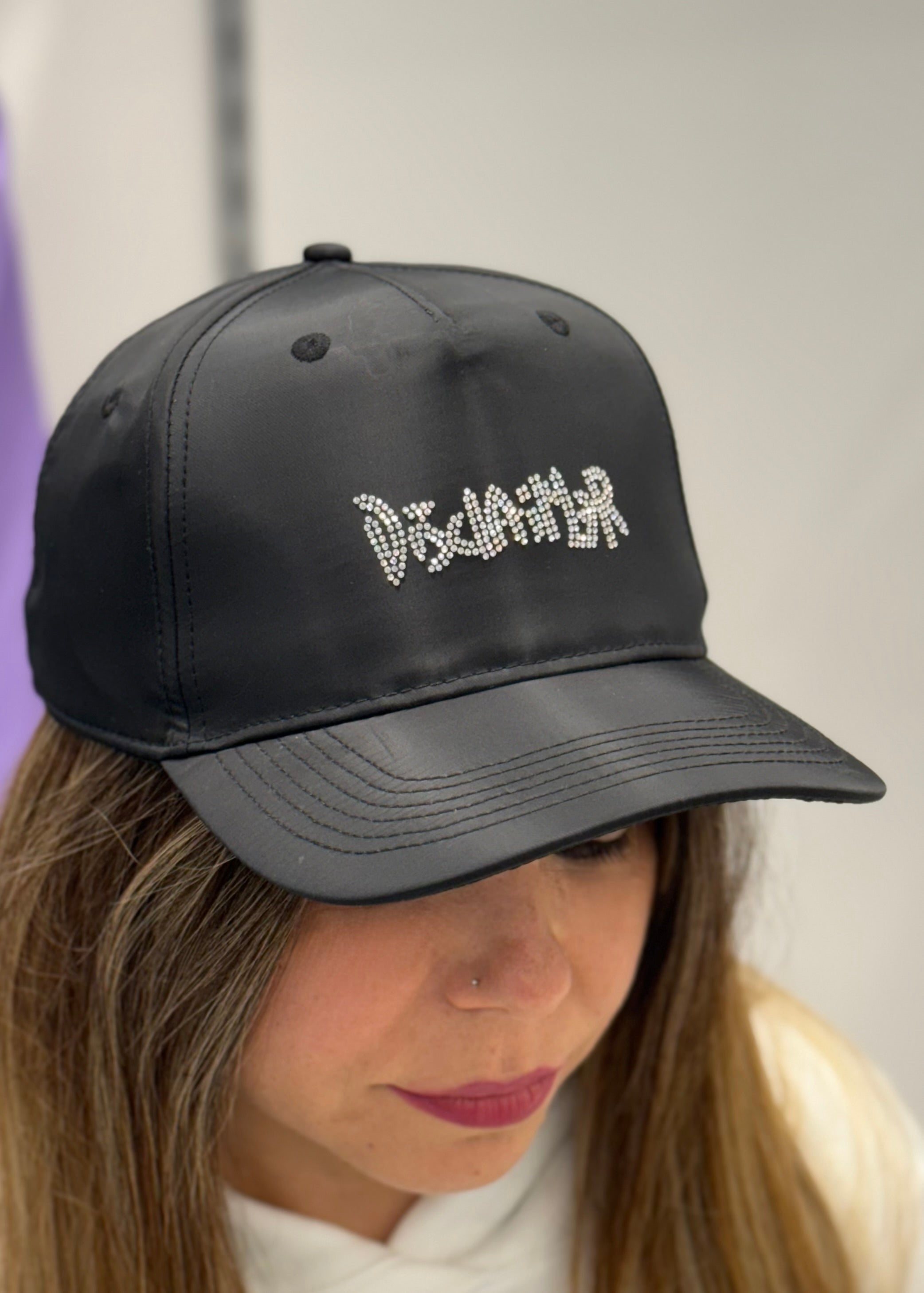 DISCLAIMER - Cappello con logo in strass