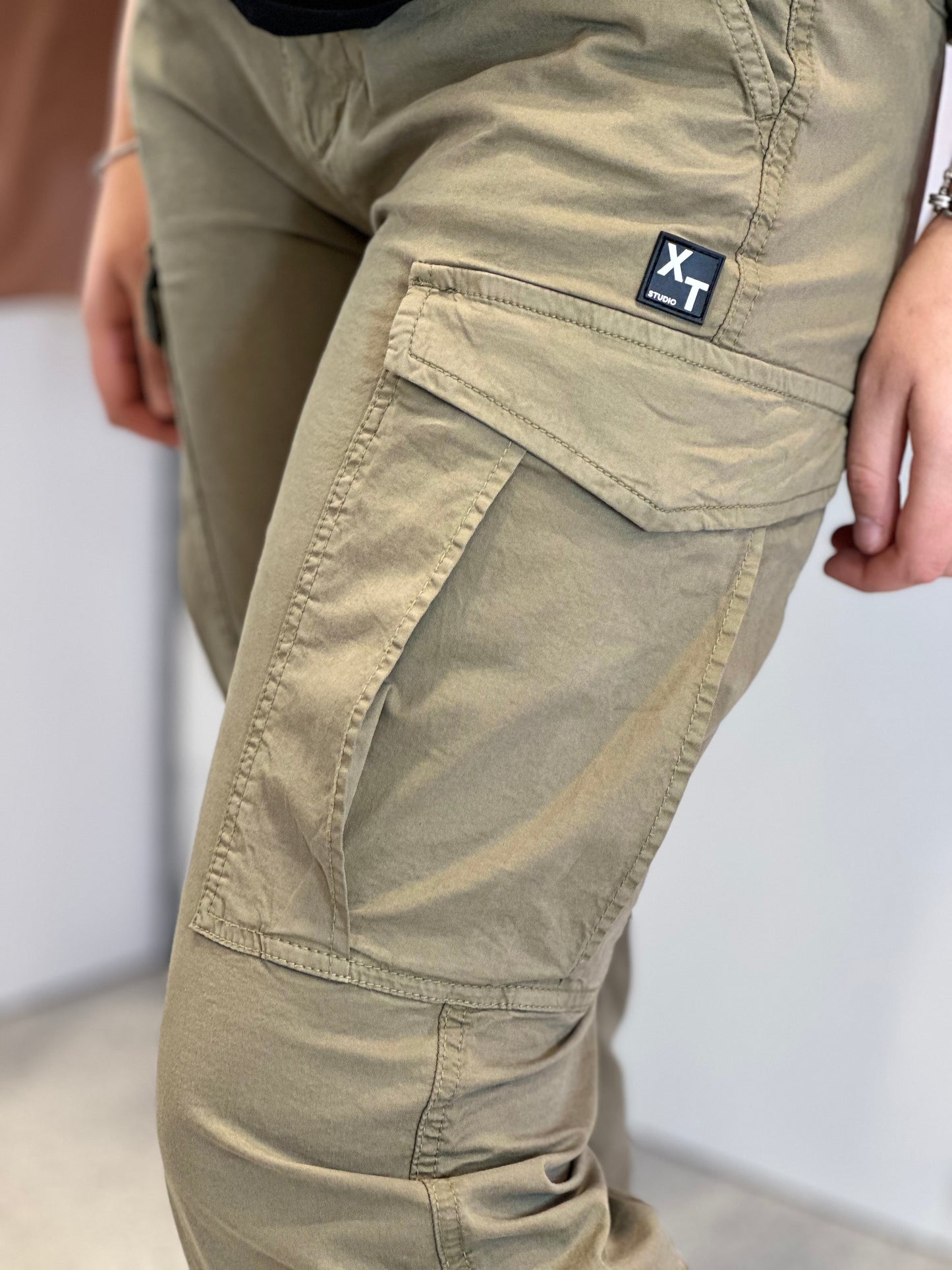 XT STUDIO - Pantalone cargo verde militare a zampa regolabile