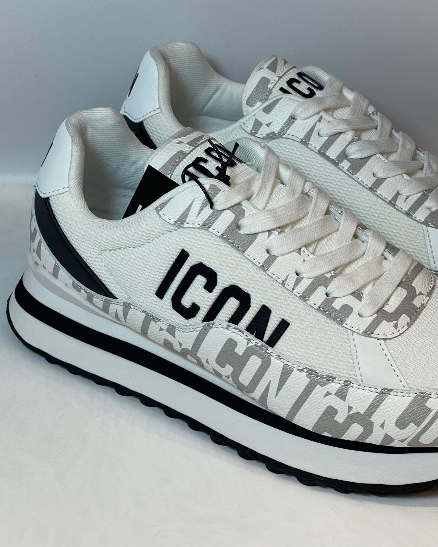 ICON - Sneakers con zeppa bianca logata con maxi logo laterale