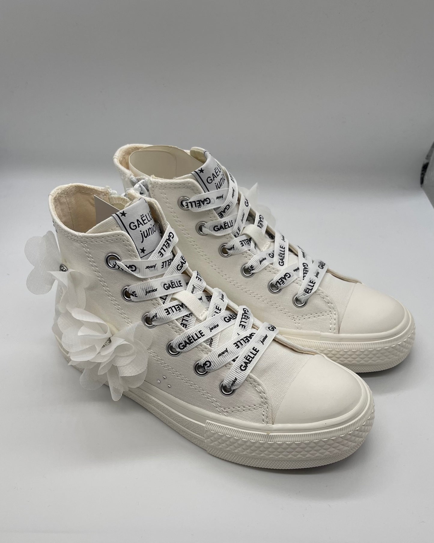 GAELLE - Sneakers bianca in tela con maxi fiore bianco