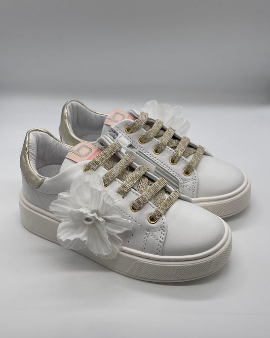 BALDUCCI - Sneakers bianca con maxi fiore e lacci oro lurex