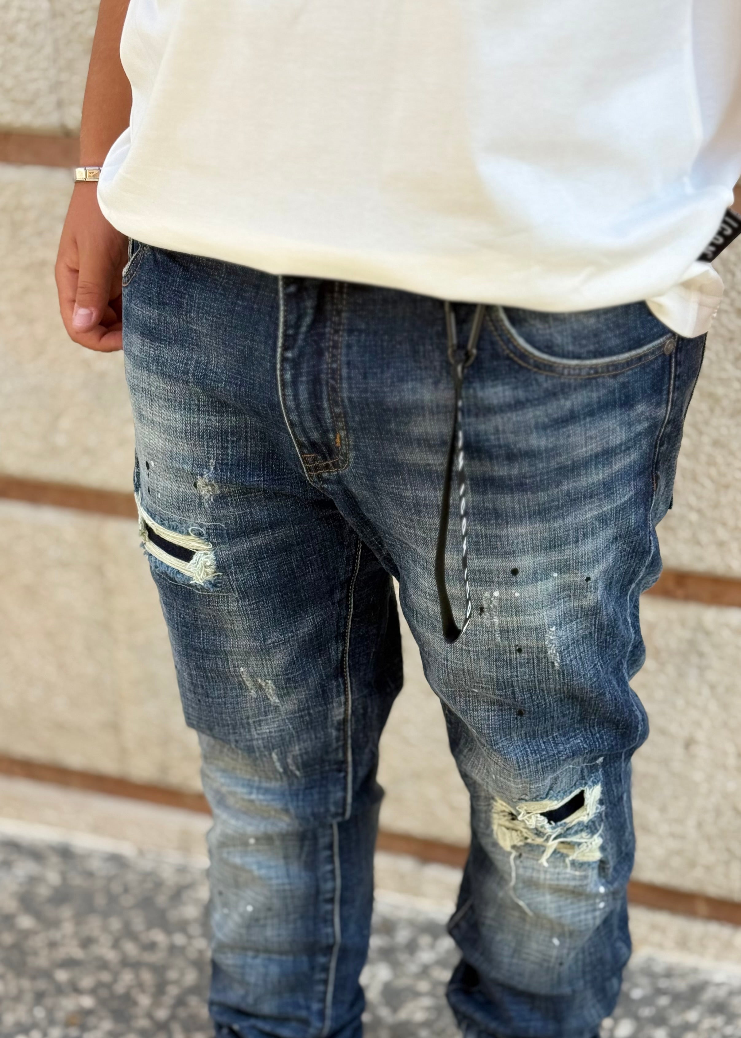 ICON - Jeans lavaggio scuro con logo effetto spray sul retro uomo