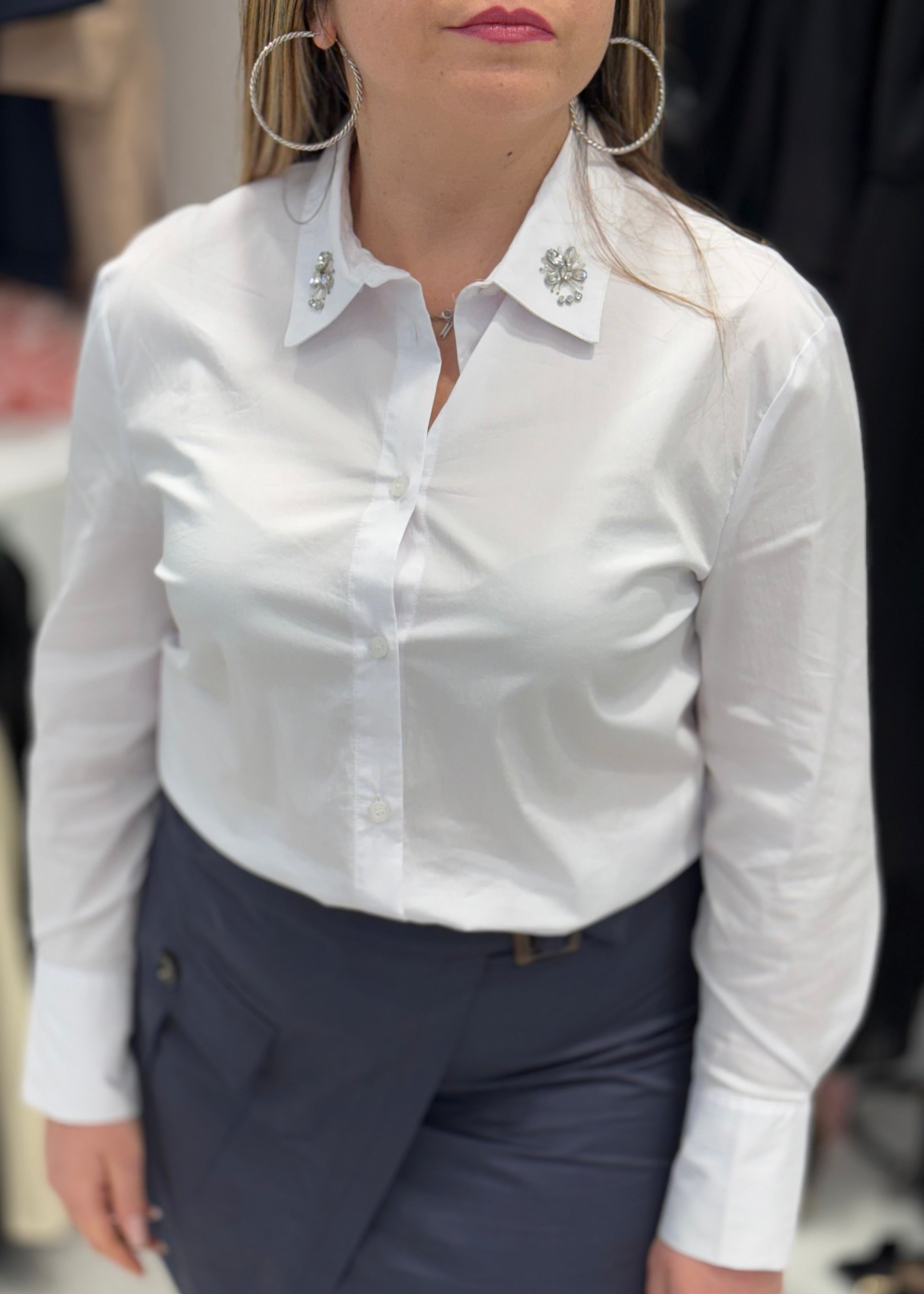 KORALLINE - Camicia bianca con dettaglio gioiello donna