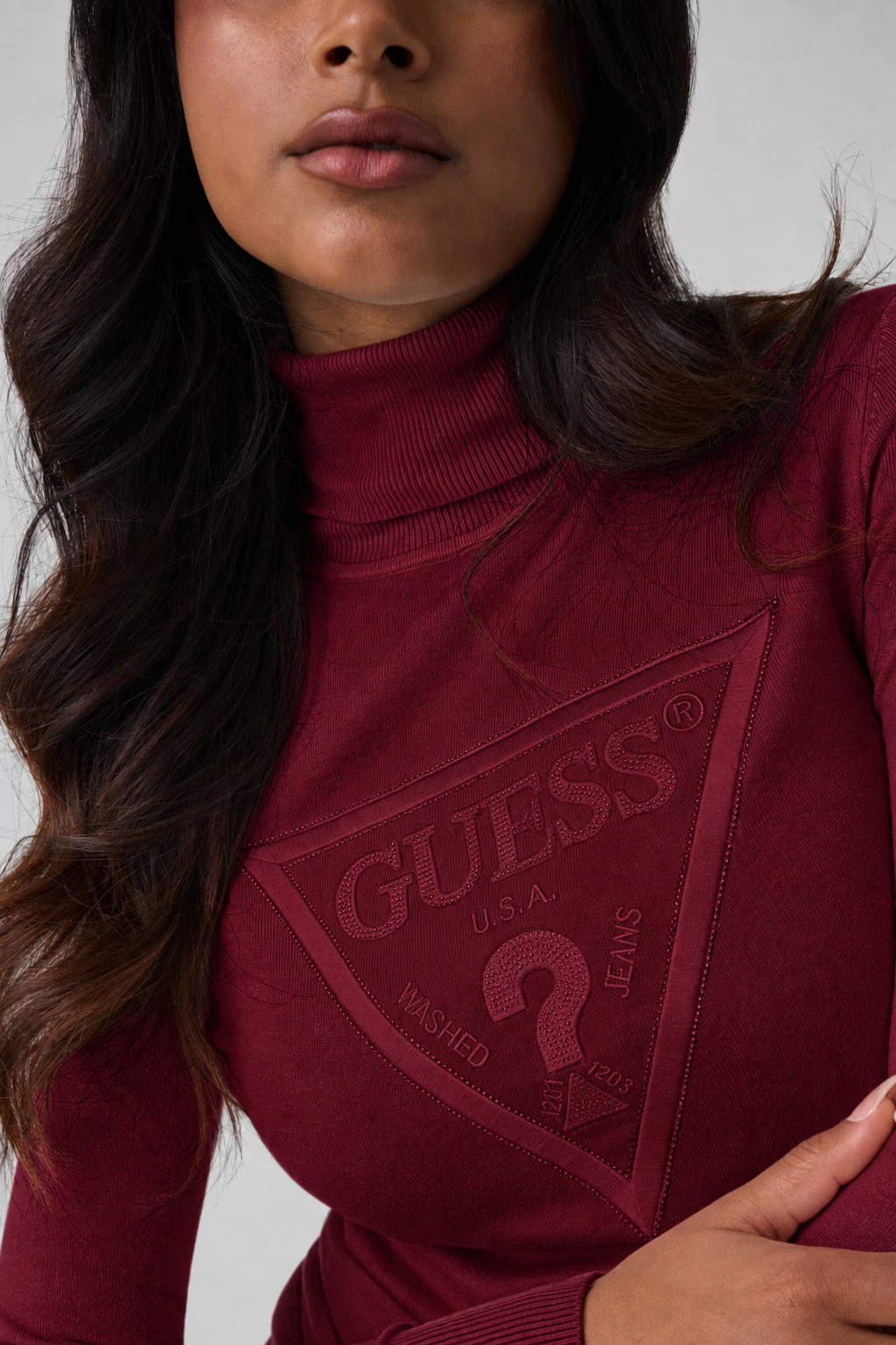 GUESS - Dolcevita con logo brillantinato donna