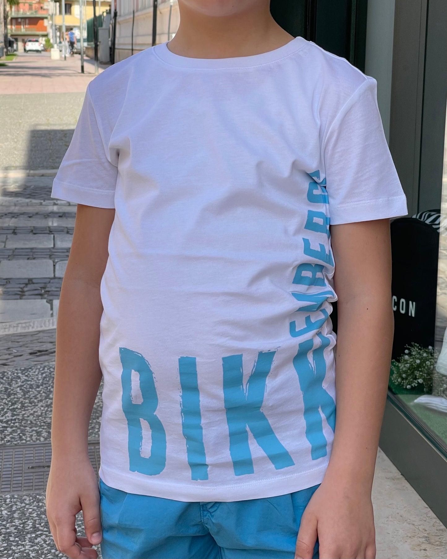 BIKKEMBERGS - T-shirt bianca con logo azzurro