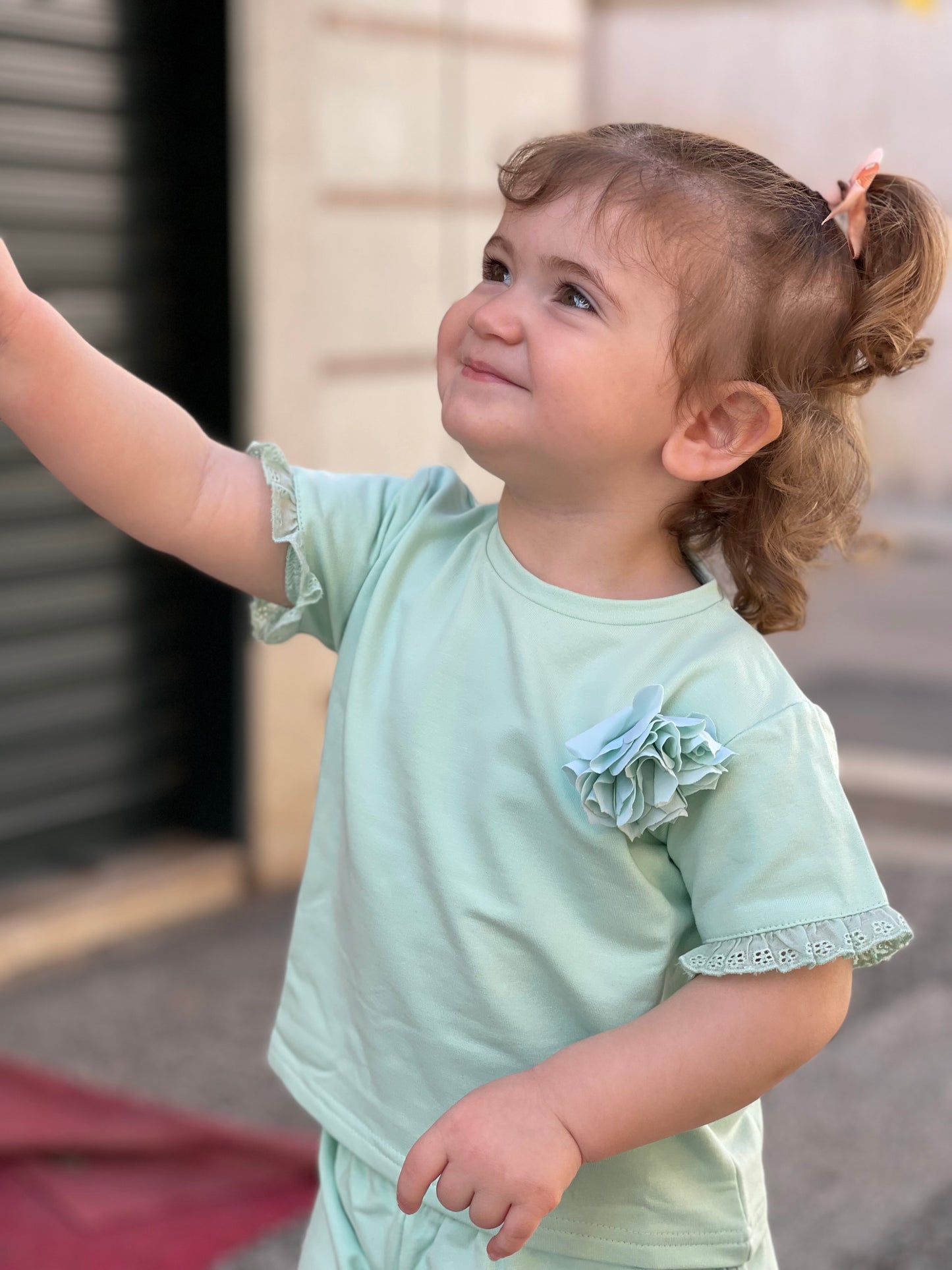 FUN FUN - SET COMPLETO - T shirt con manica arricciata e fiore, shorts con arricciatura verde acqua bambina