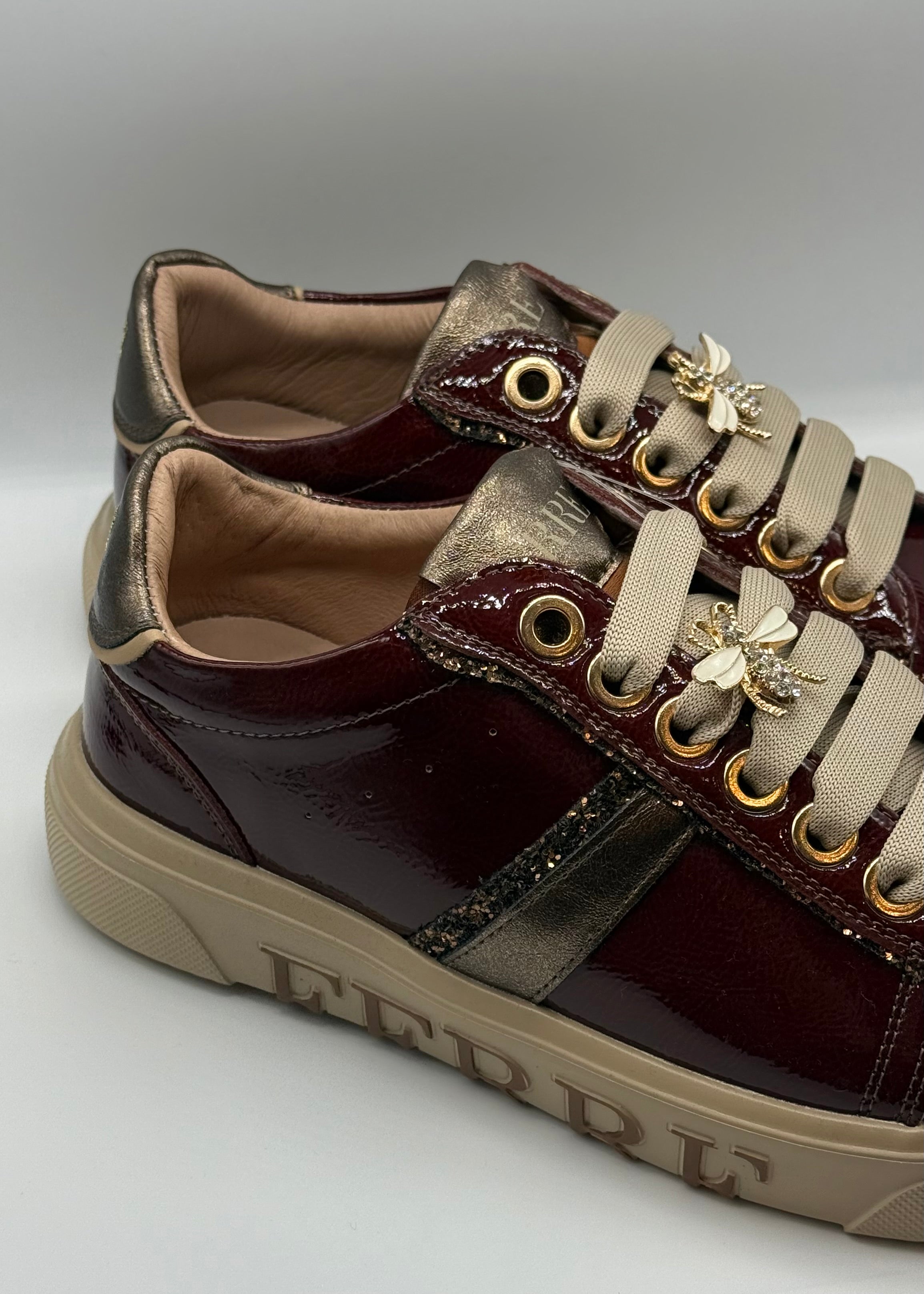 FERRE - Sneakers in vernice con charmes donna