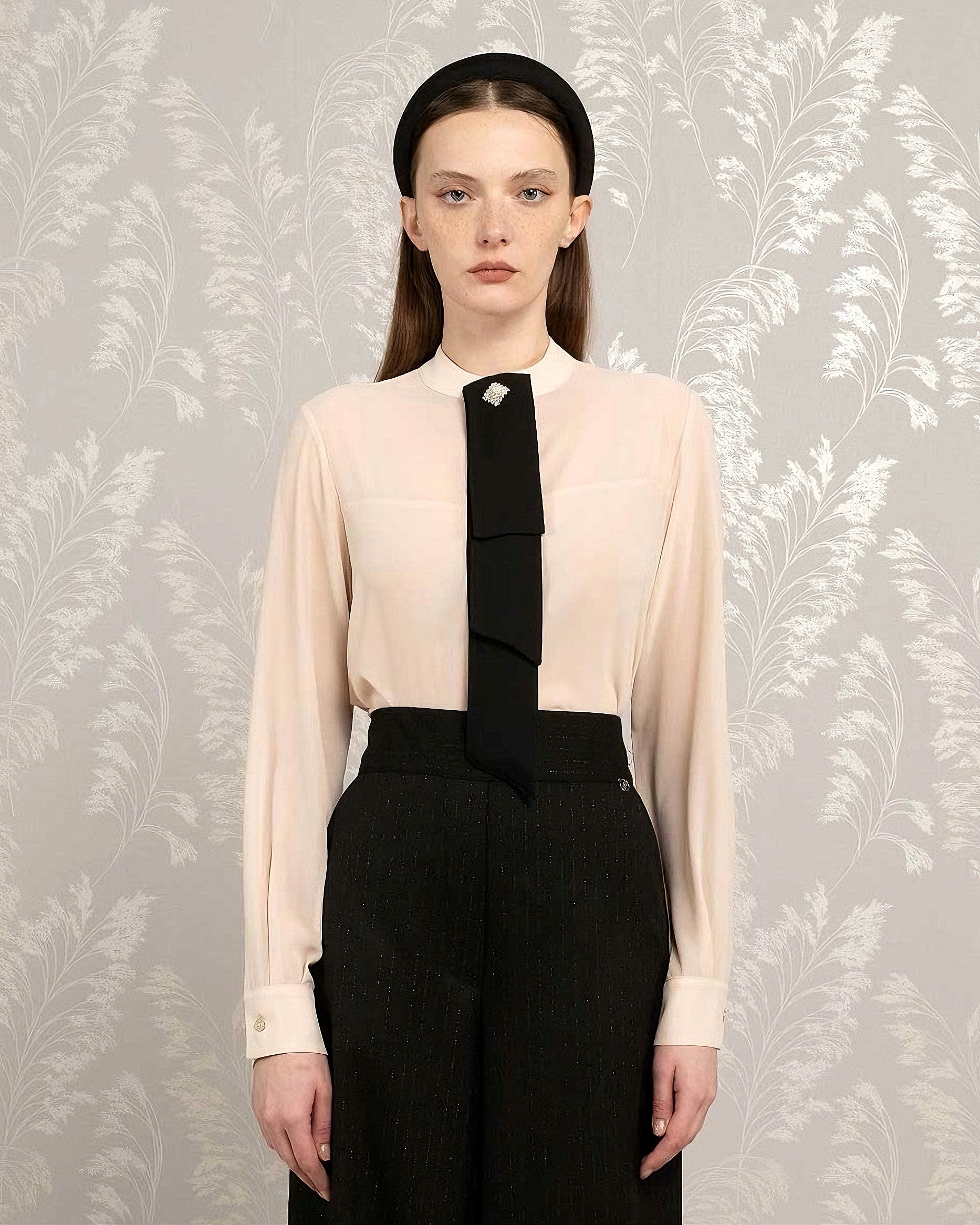 LE SARTE DEL SOLE - Camicia panna con cravatta nera con dettaglio gioiello donna