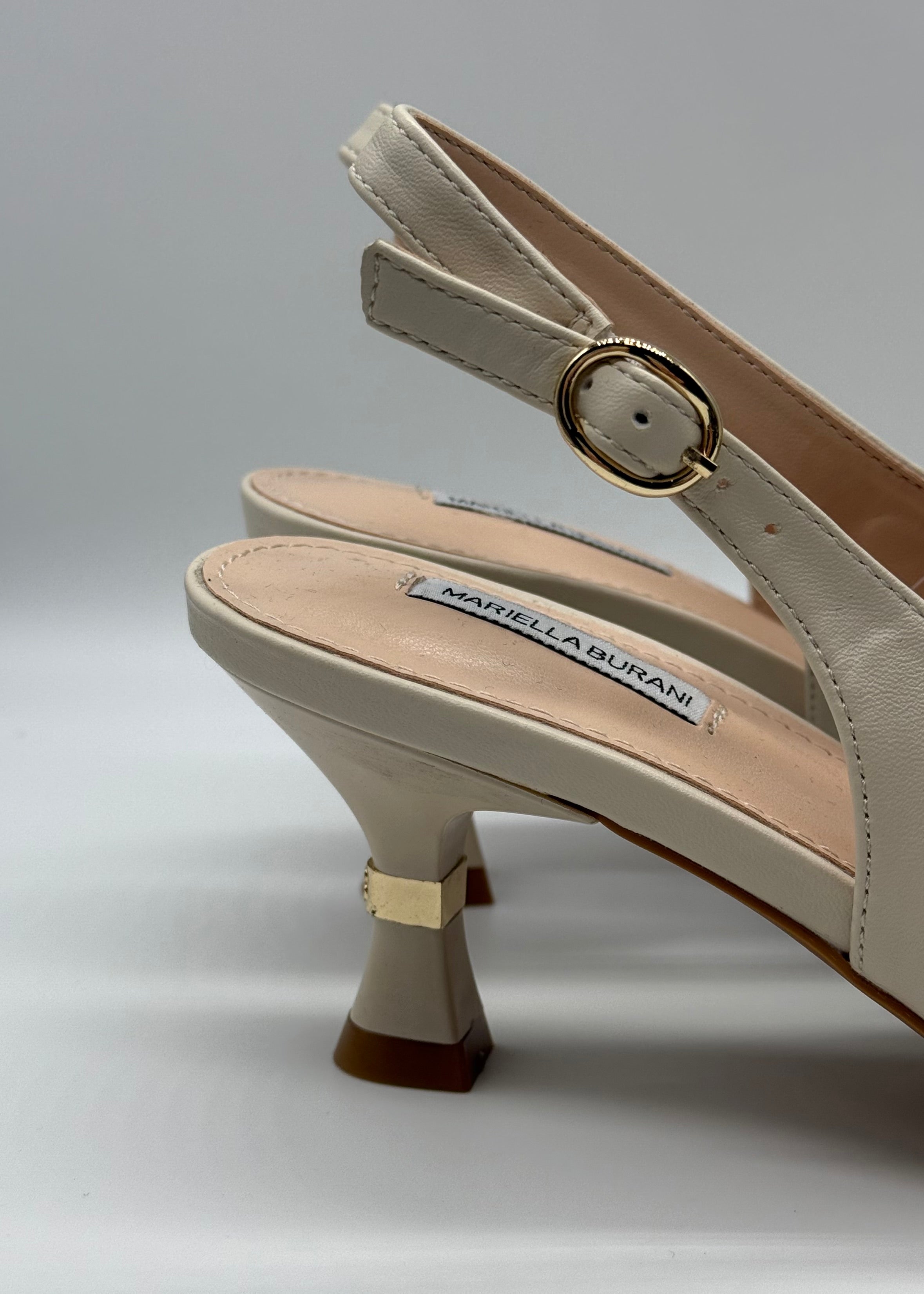 MARIELLA BURANI - Mocassino beige a punta con tacco e logo oro donna