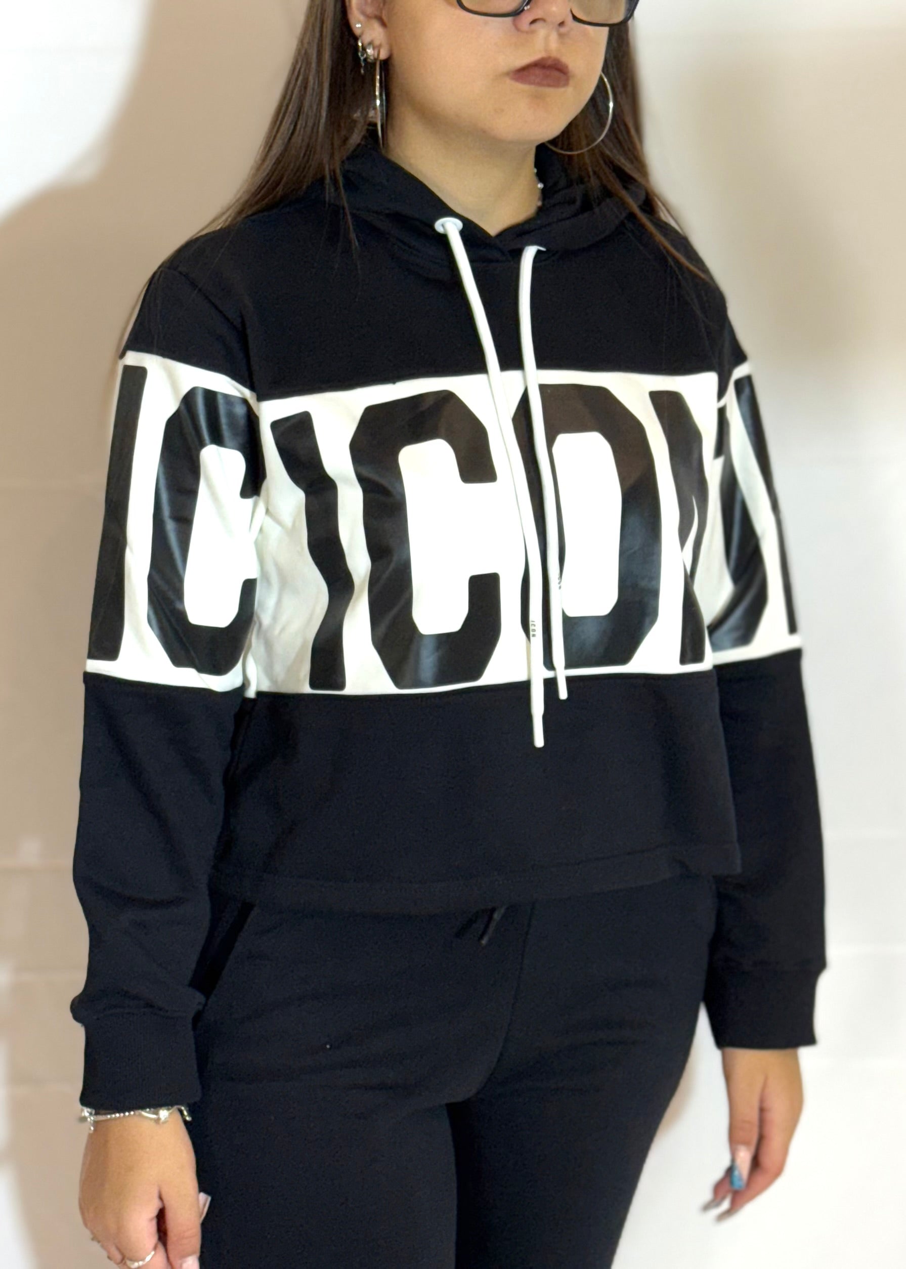 ICON - Felpa crop con cappuccio e maxi logo donna