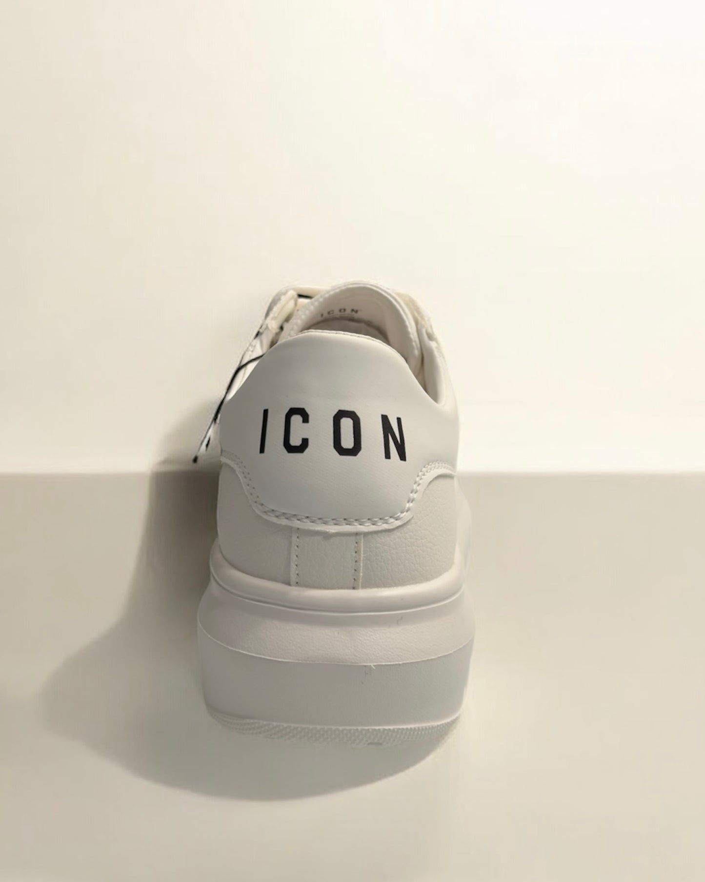 ICON - Sneakers bianca con logo nero sul retro uomo