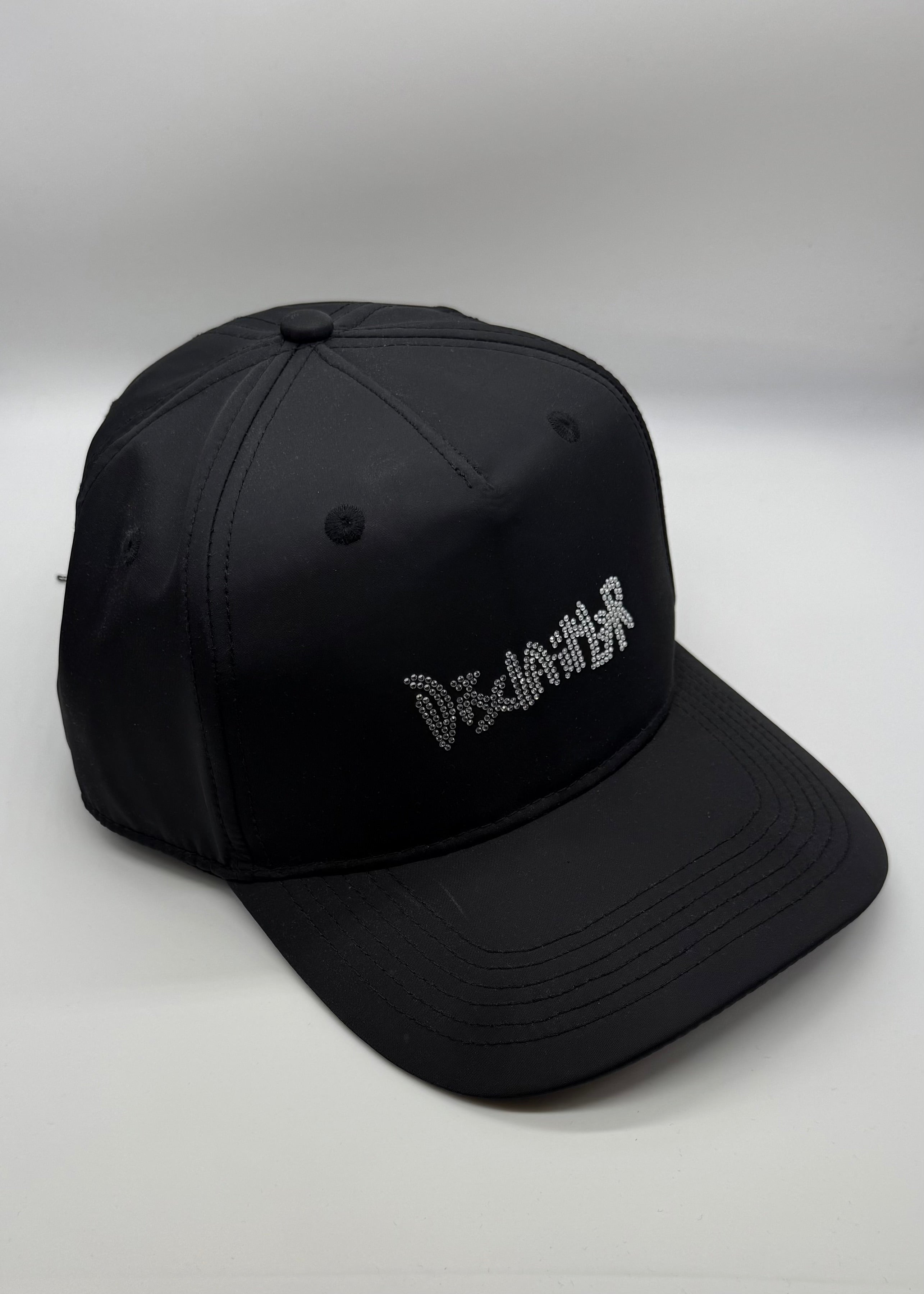 DISCLAIMER - Cappello con logo in strass