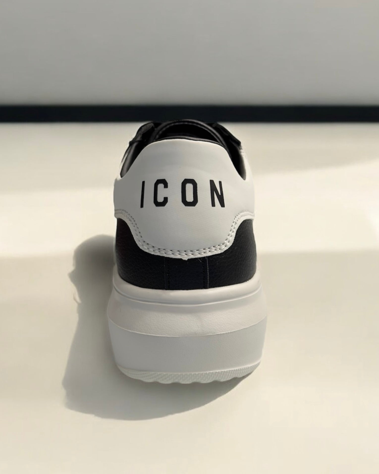 ICON - Sneakers nera con logo nero sul retro uomo