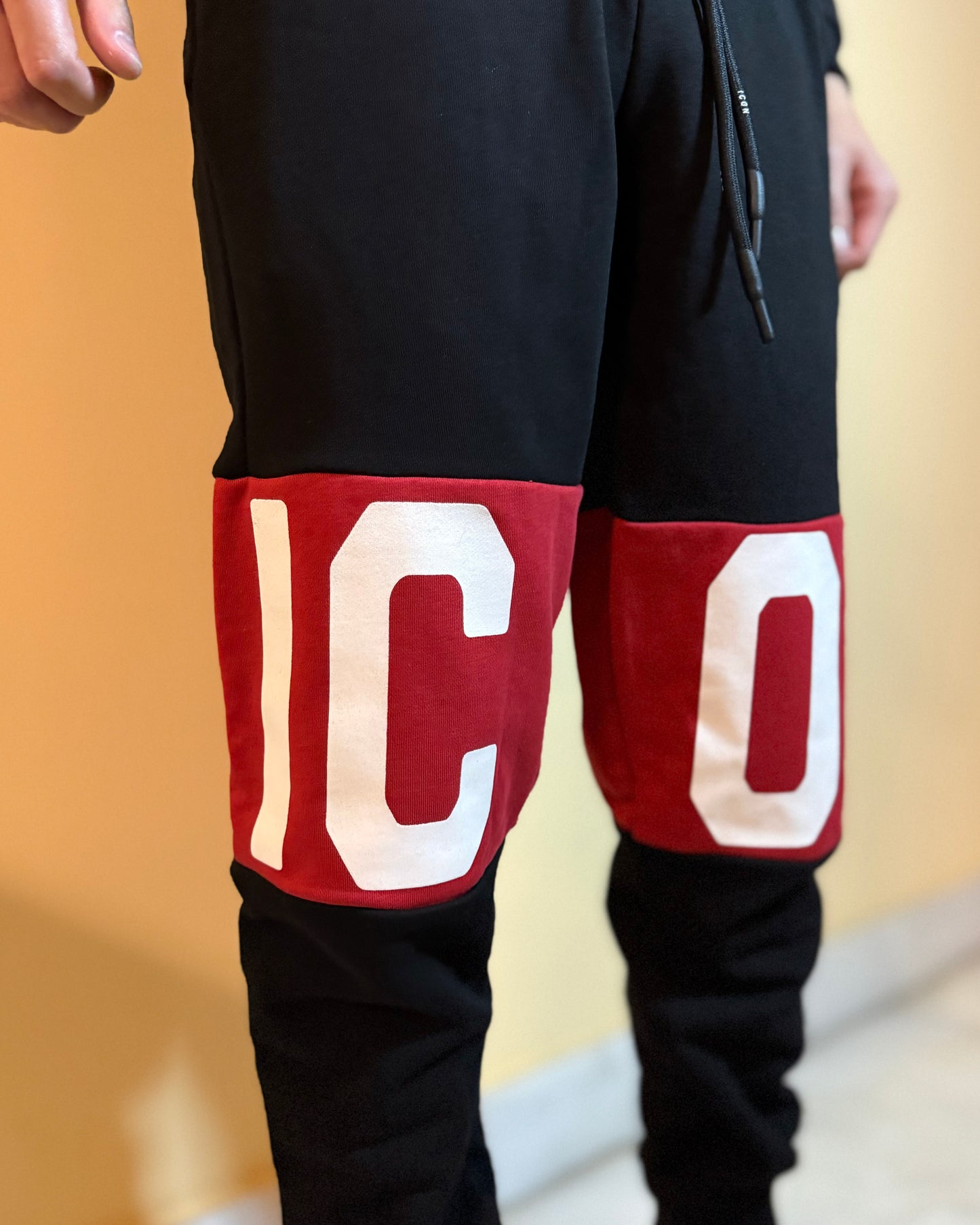 ICON - Pantalone nero con maxi logo bianco e rosso uomo