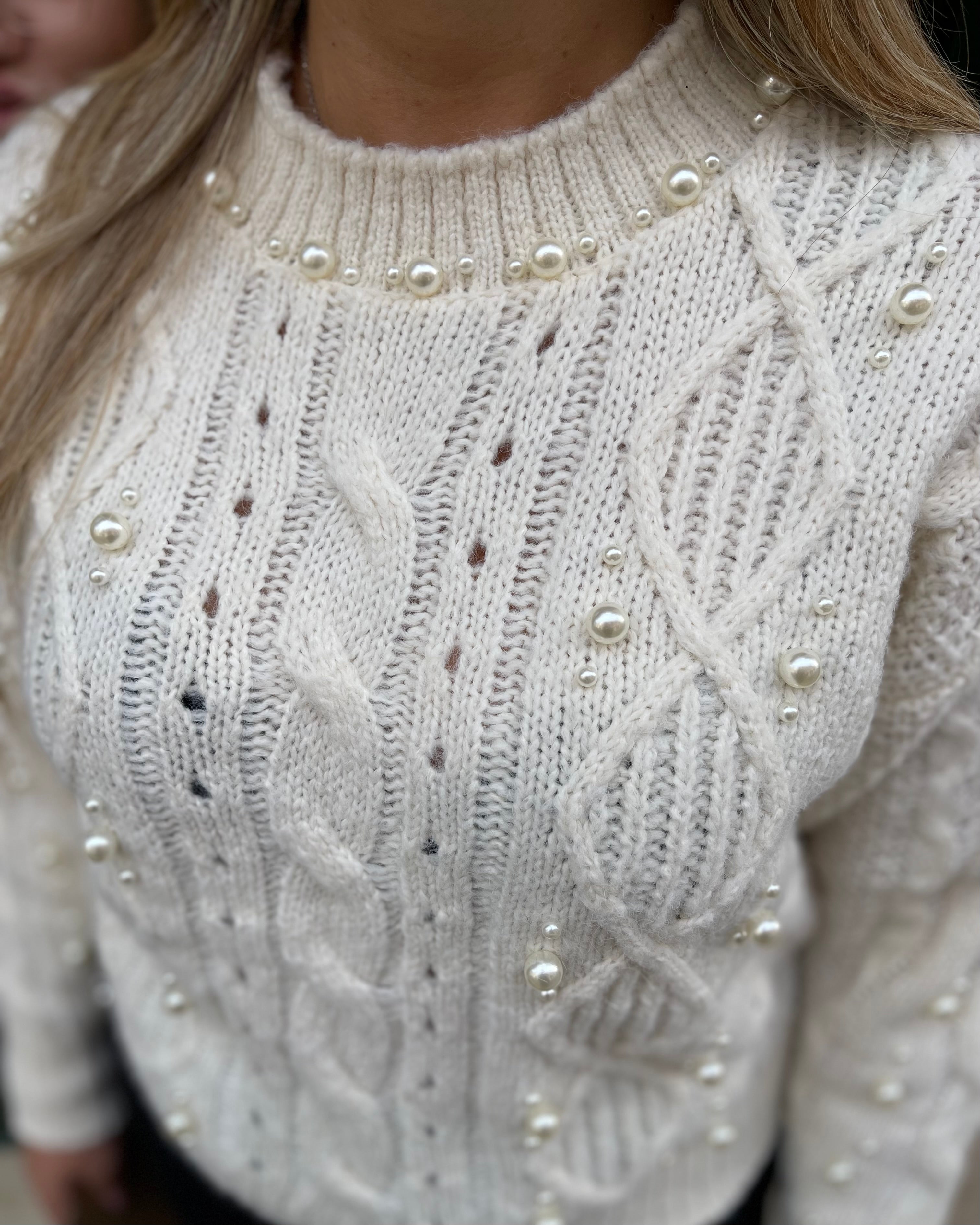 KORALLINE - Maglione panna con perle in lana intrecciata donna