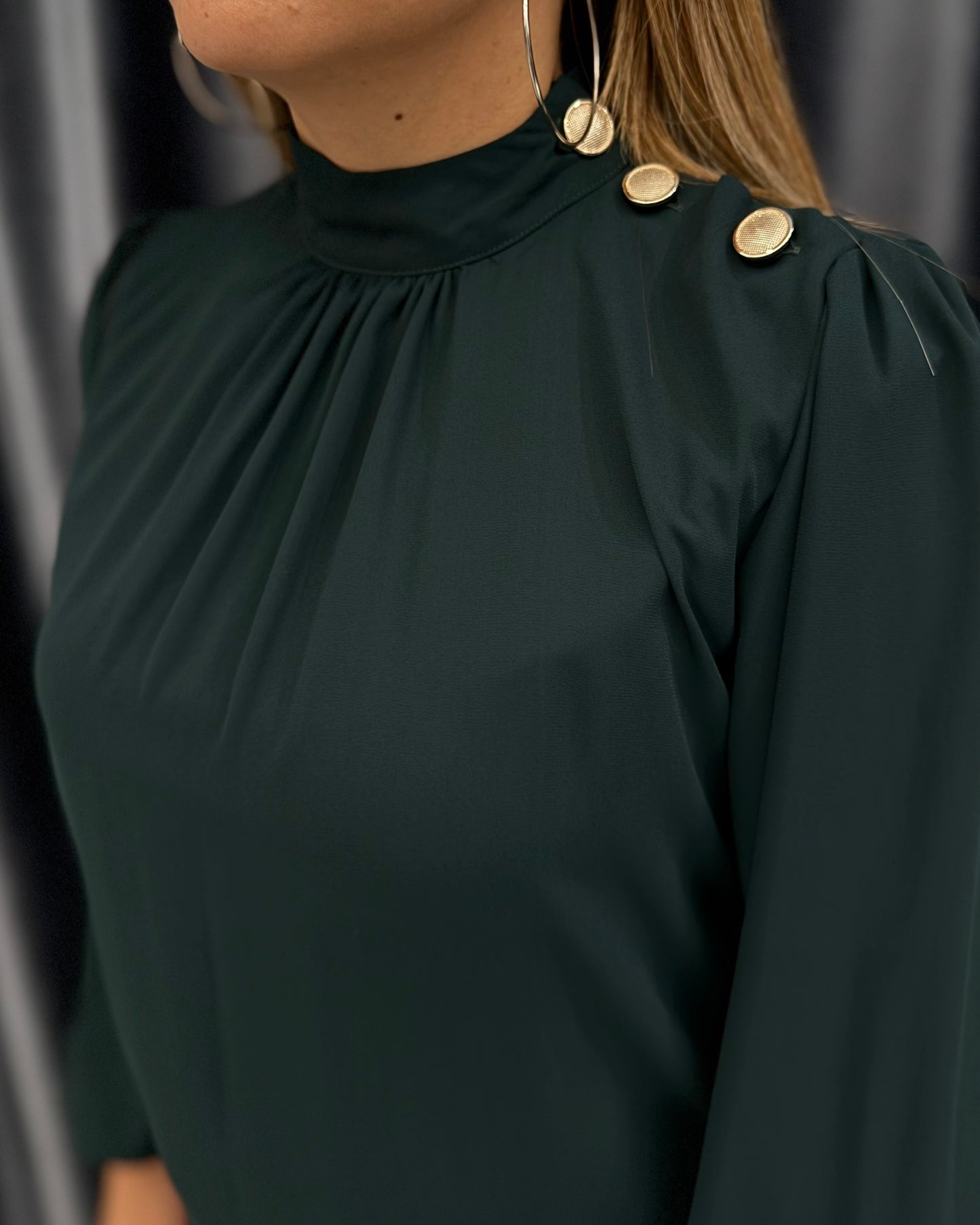 JE-NE - Blusa verde con bottoni gioiello