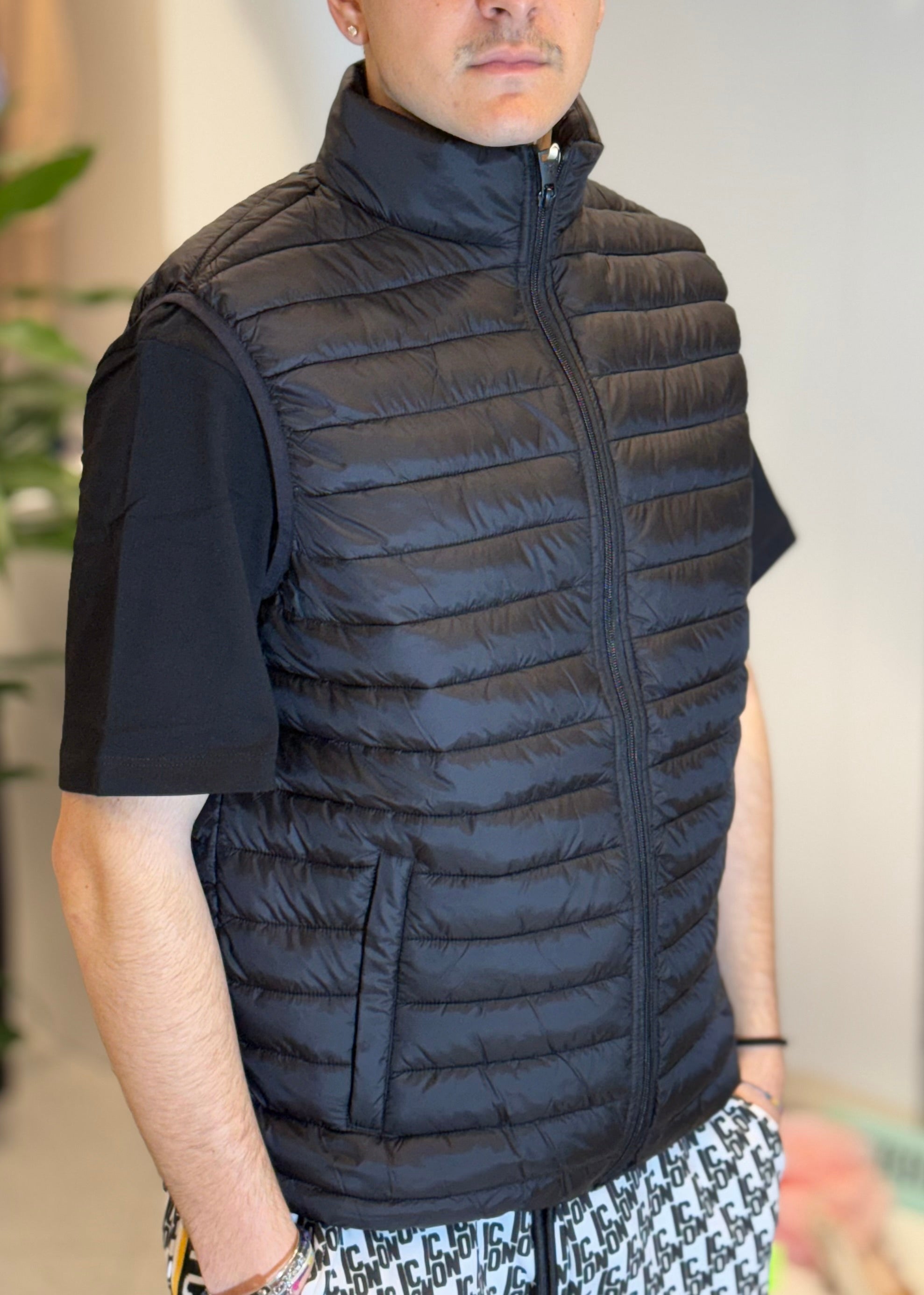 GIANNI LUPO -  Giubbotto smanicato nero uomo