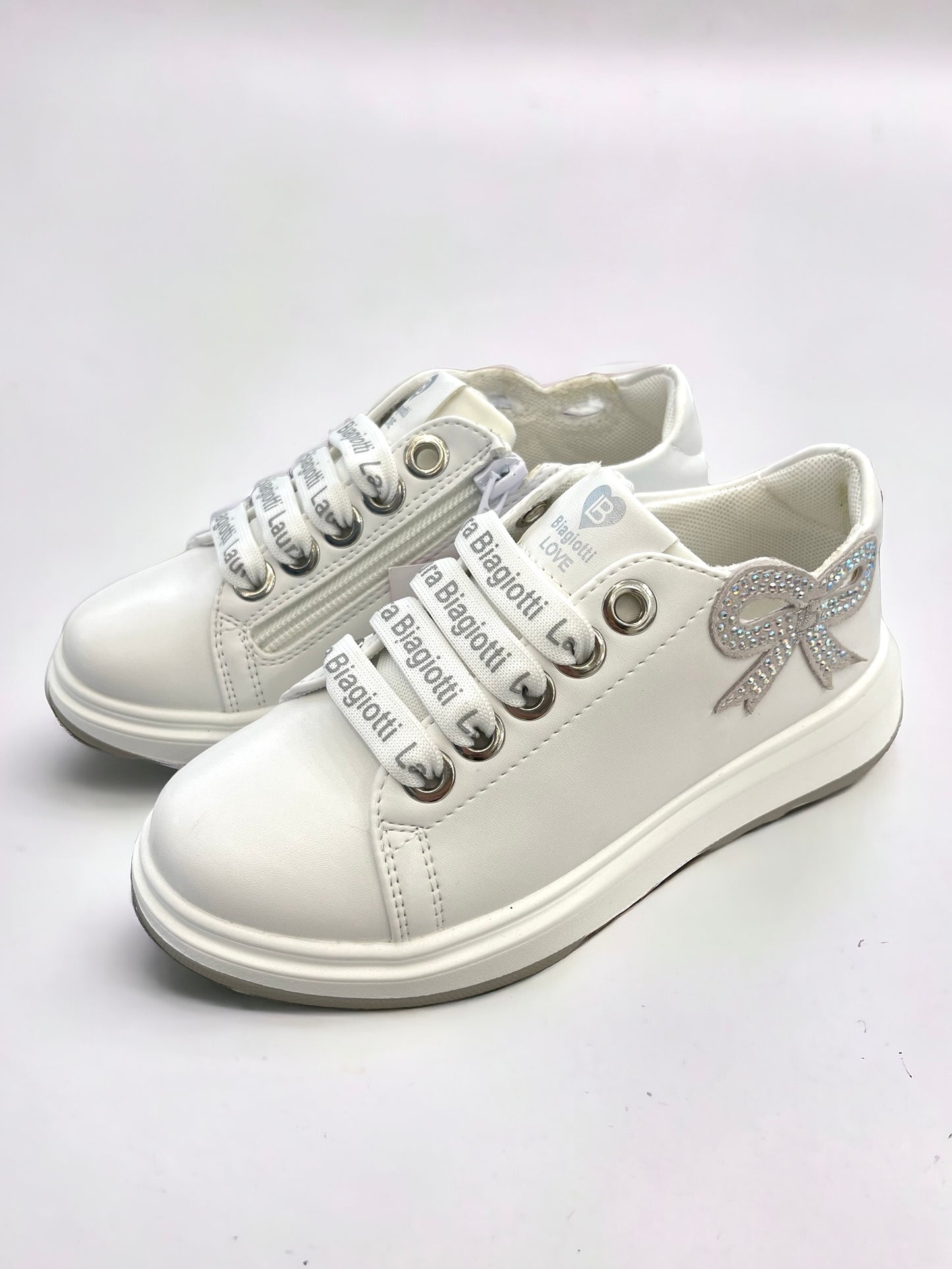 LAURA BIAGIOTTI LOVE - Sneakers bianca elegante con fiocco in strass laterale