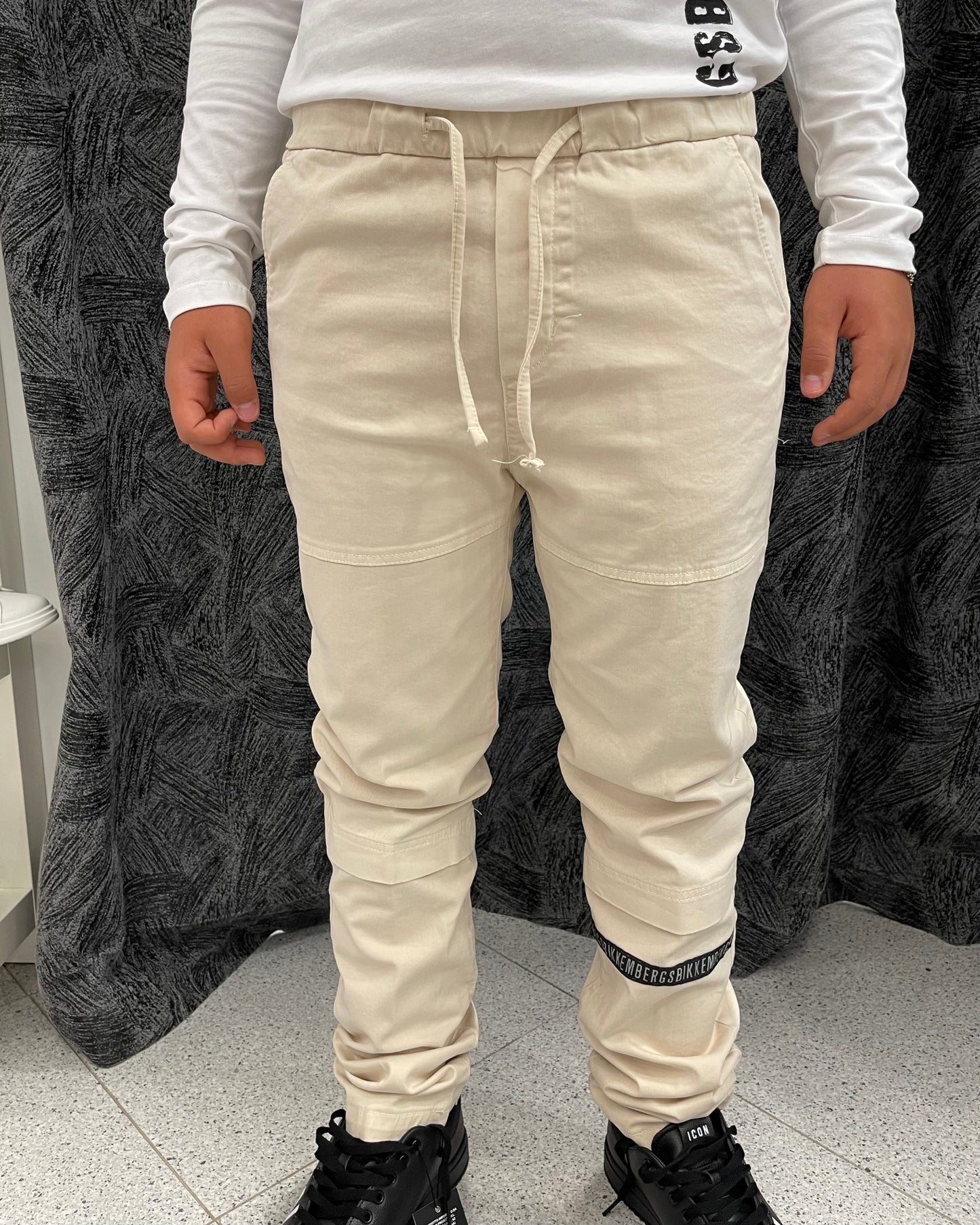 BIKKEMBERGS -  Pantalone beige in tessuto con coulisse e scritte nere bambino