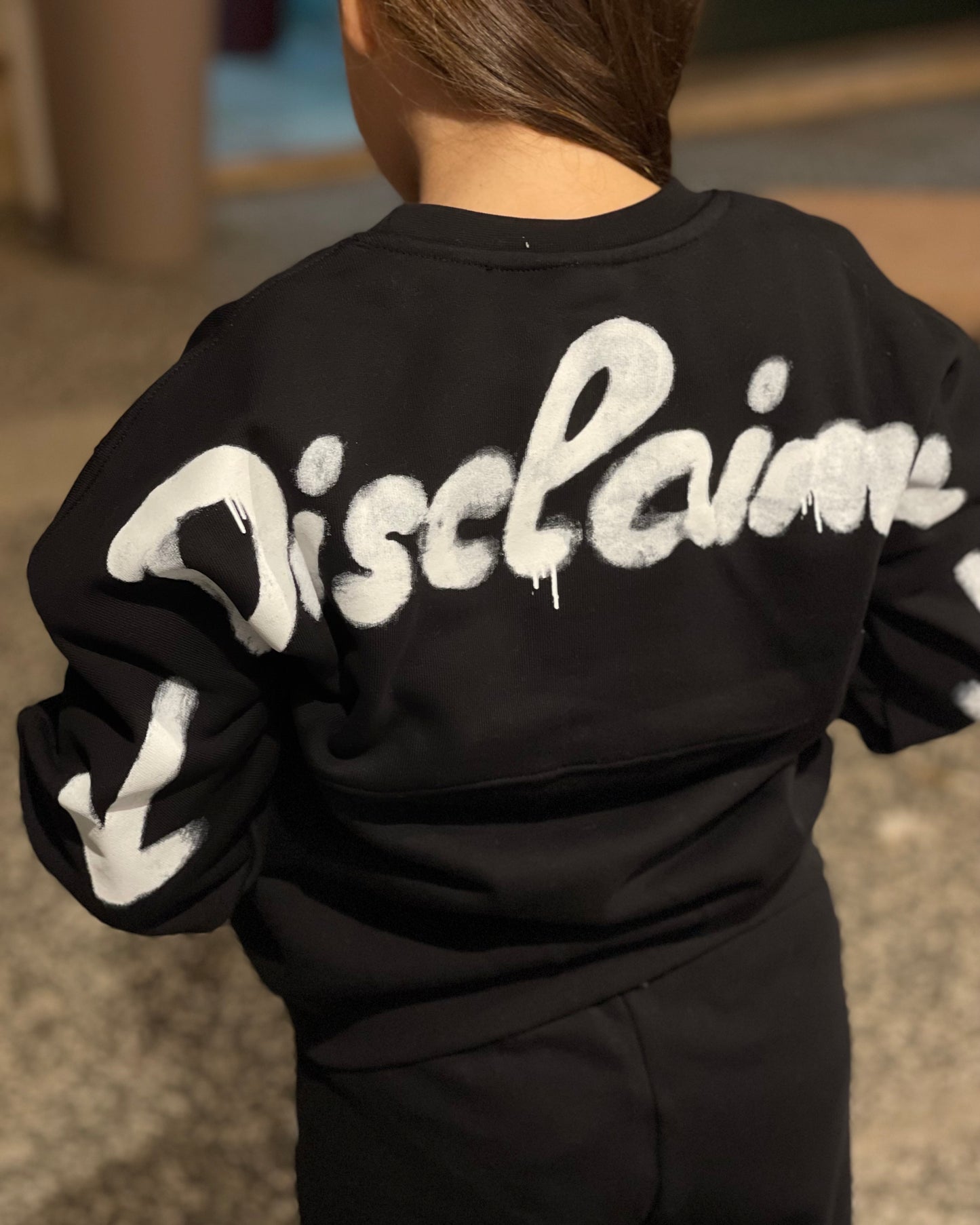 DISCLAIMER -  Felpa girocollo nera con logo sul retro bambina