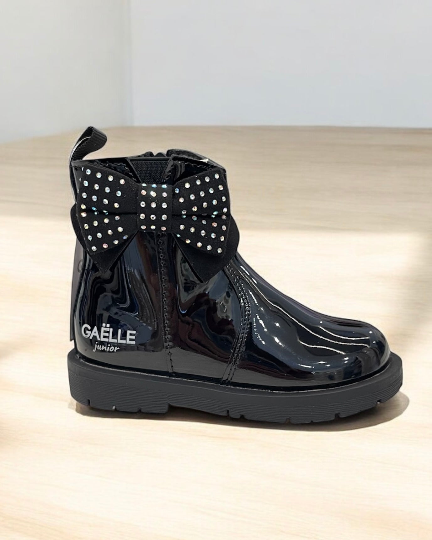 GAELLE - Stivaletto nero in vernice con fiocco strass