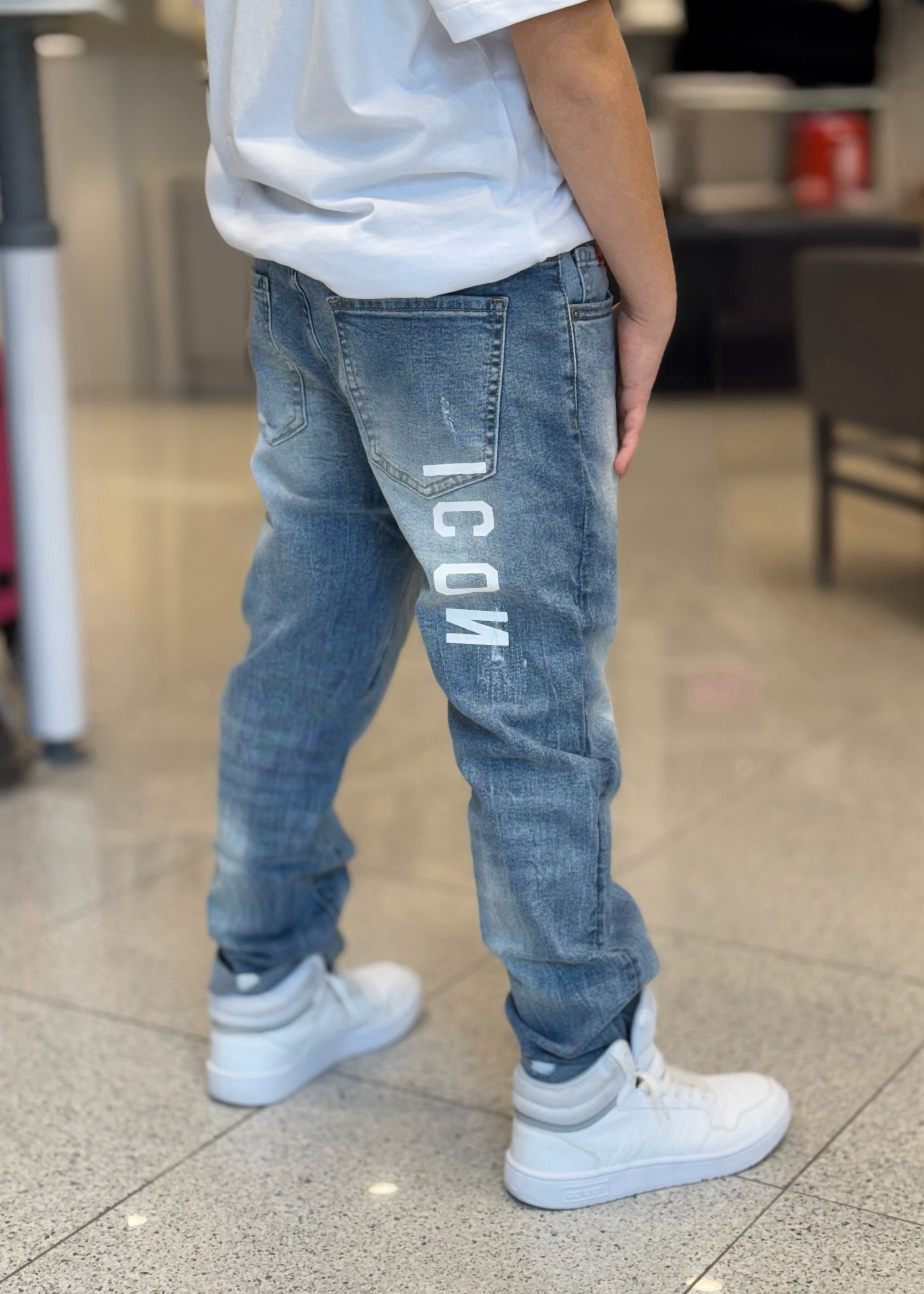 ICON - Jeans lavaggio chiaro con logo sul retro bambino