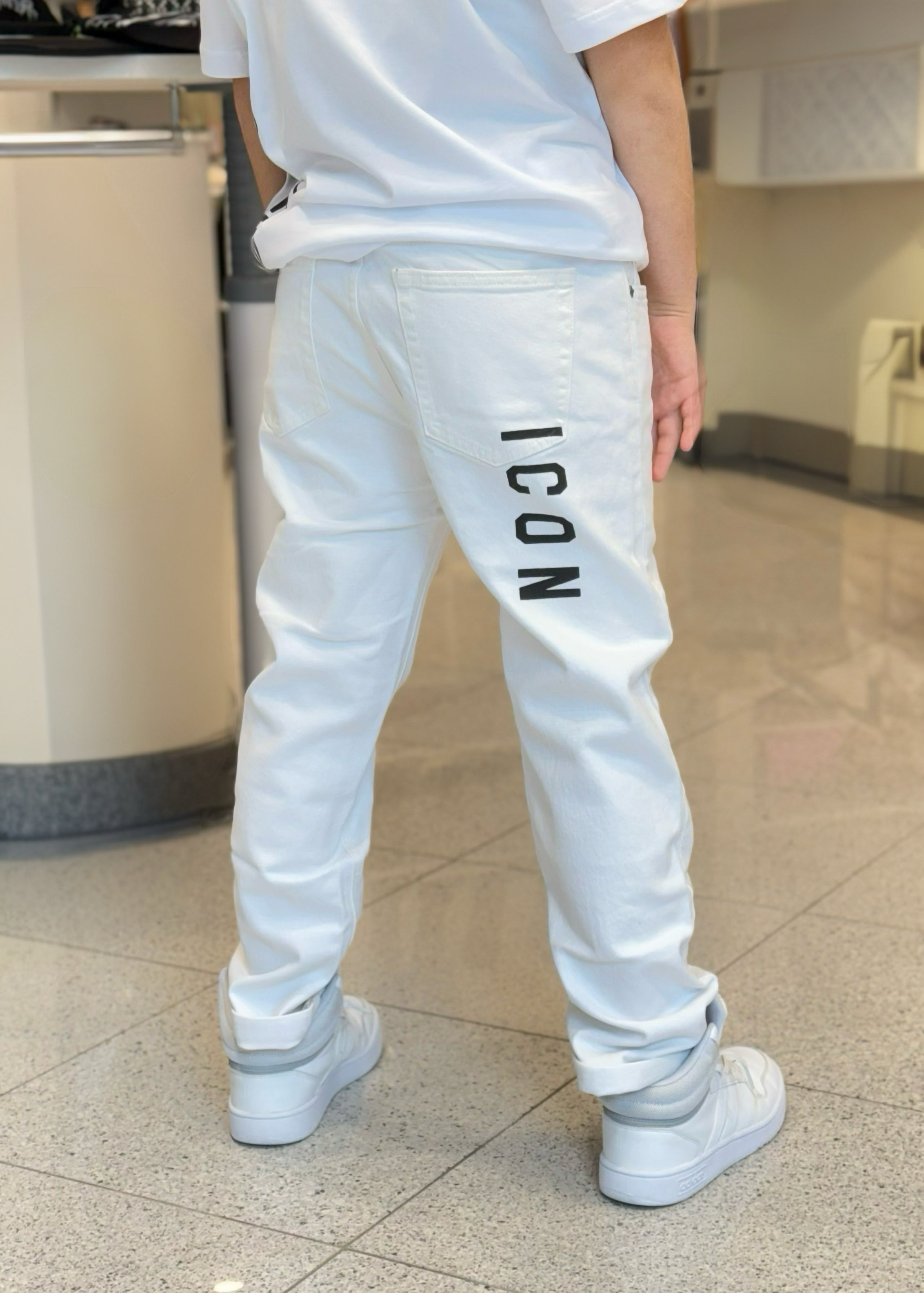 ICON - Jeans bianco con logo sul retro nero bambino