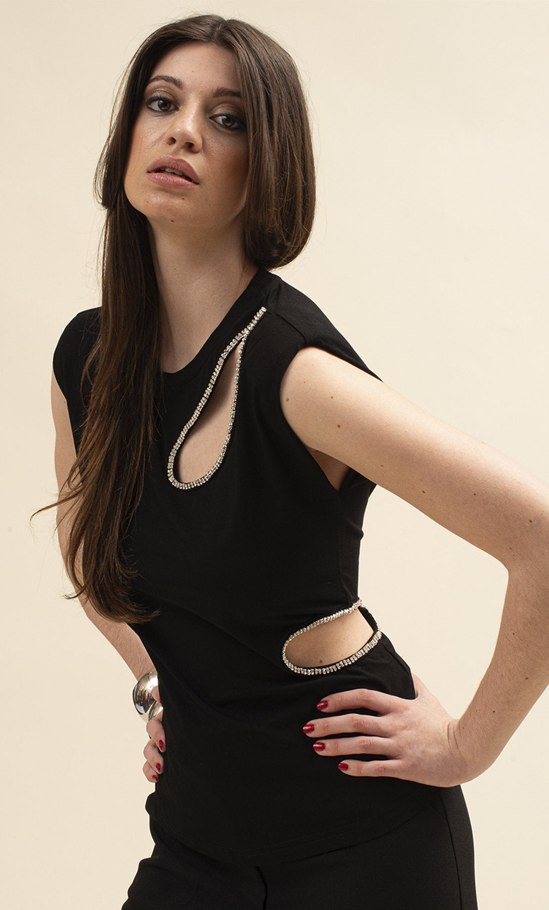 KORALLINE - T-shirt nera con aperture in strass donna